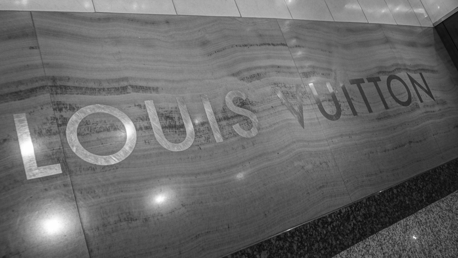 File:Louis Vuitton Fashion boutique letters logo, Madrid, Spain 2016.jpg