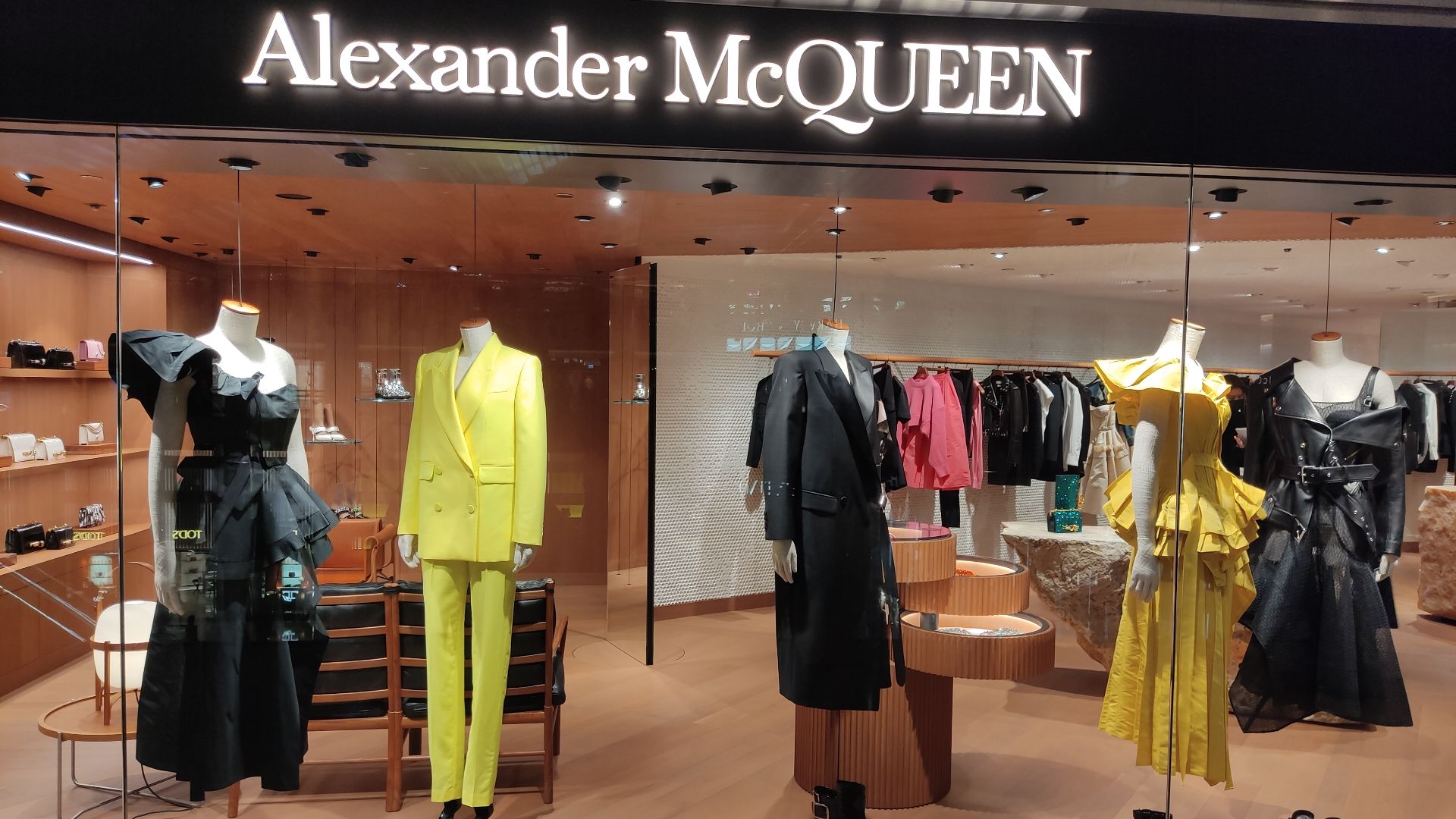 File:HK 中環 Central 德輔道中 Des Voeux Road 香港置地廣場 Central Landmark mall clothing shop Alexander McQueen November 2022 Px3 03.jpg