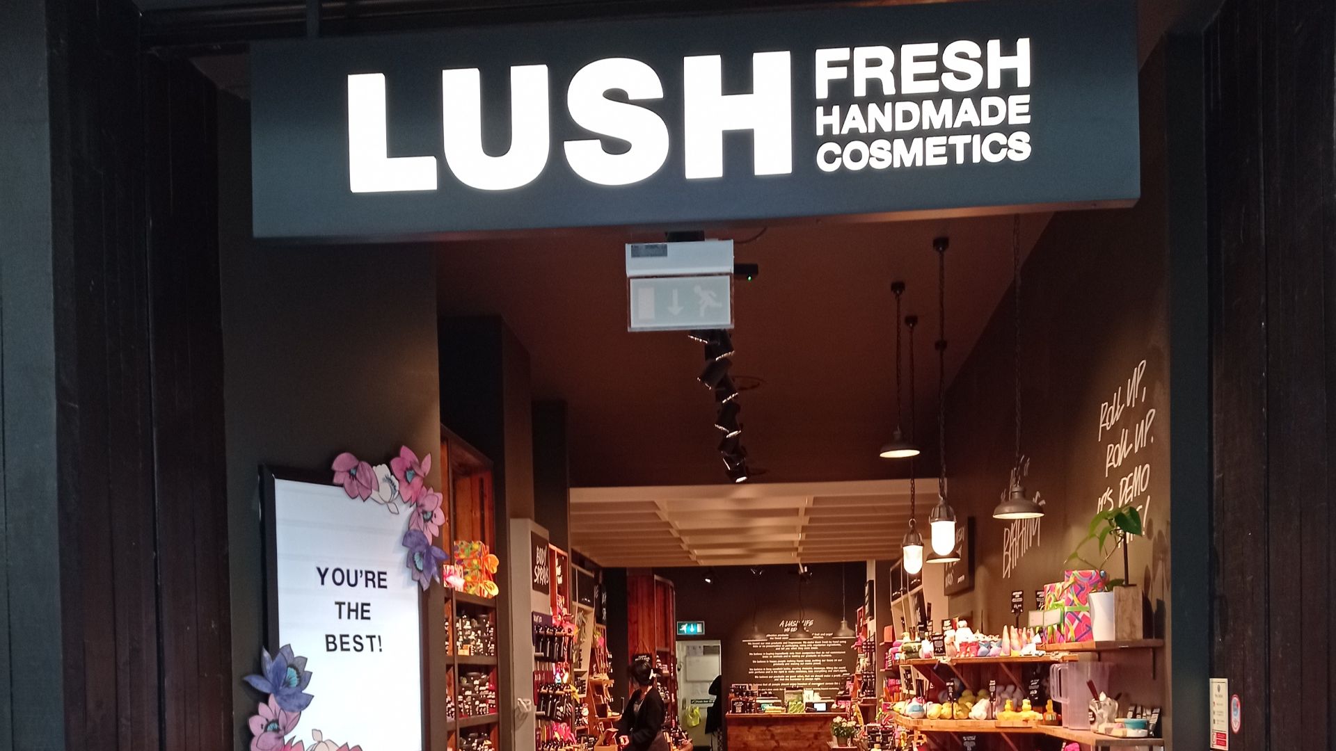 File:Lush at Brent Cross Shopping Centre 15 March 2022.jpg