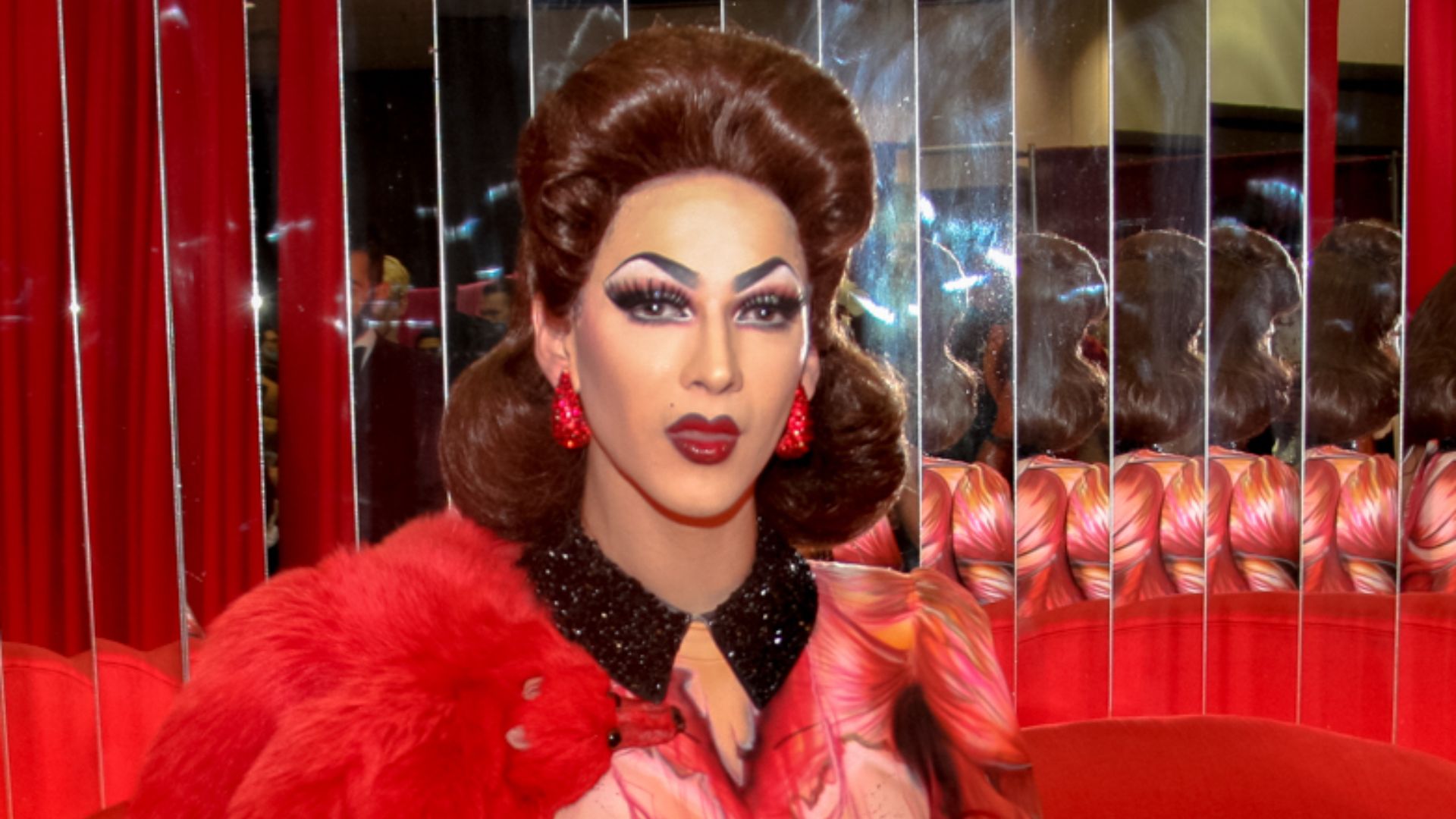 File:Violet Chachki at DragCon, April 2017.png