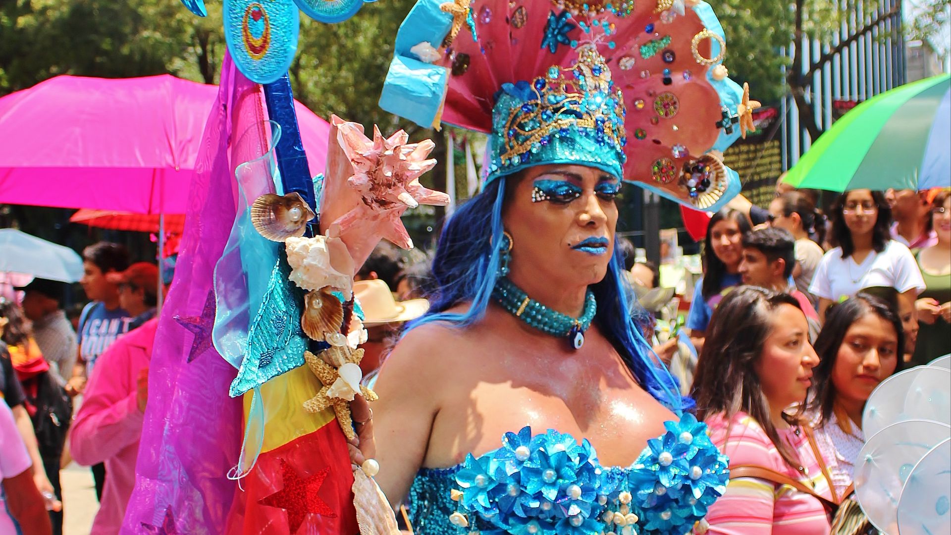 File:Drag Queen marchando en Ciudad de México.jpg