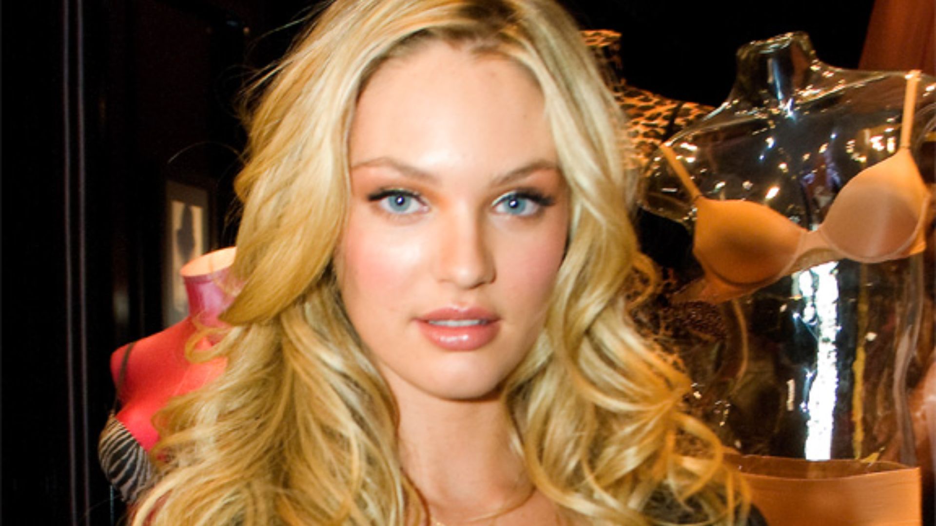 File:Candice-Swanepoel 2010-03-31 VictoriasSecretStoreChicago photo-by-Adam Bielawski.jpg