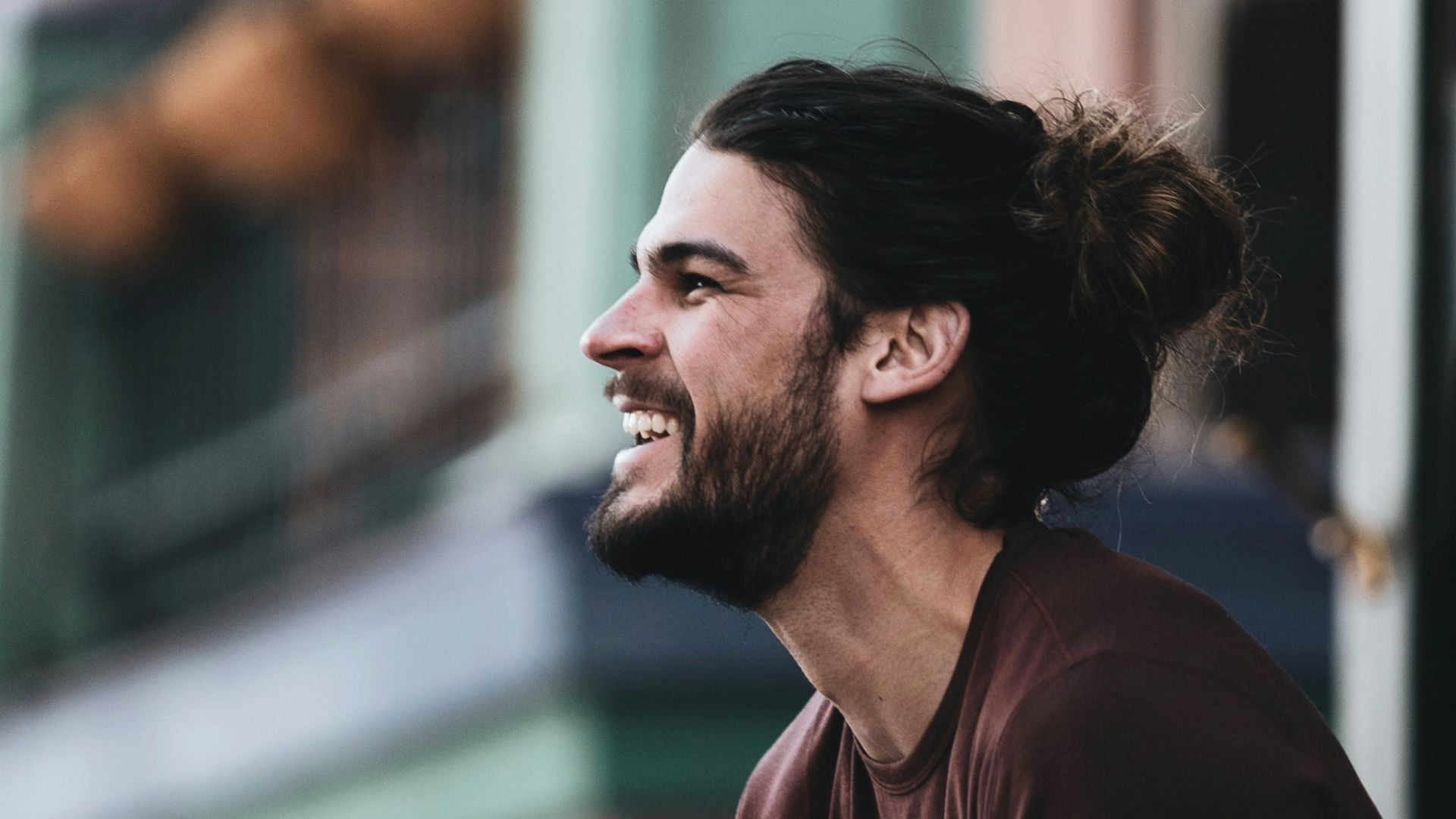 man in brown crew neck shirt