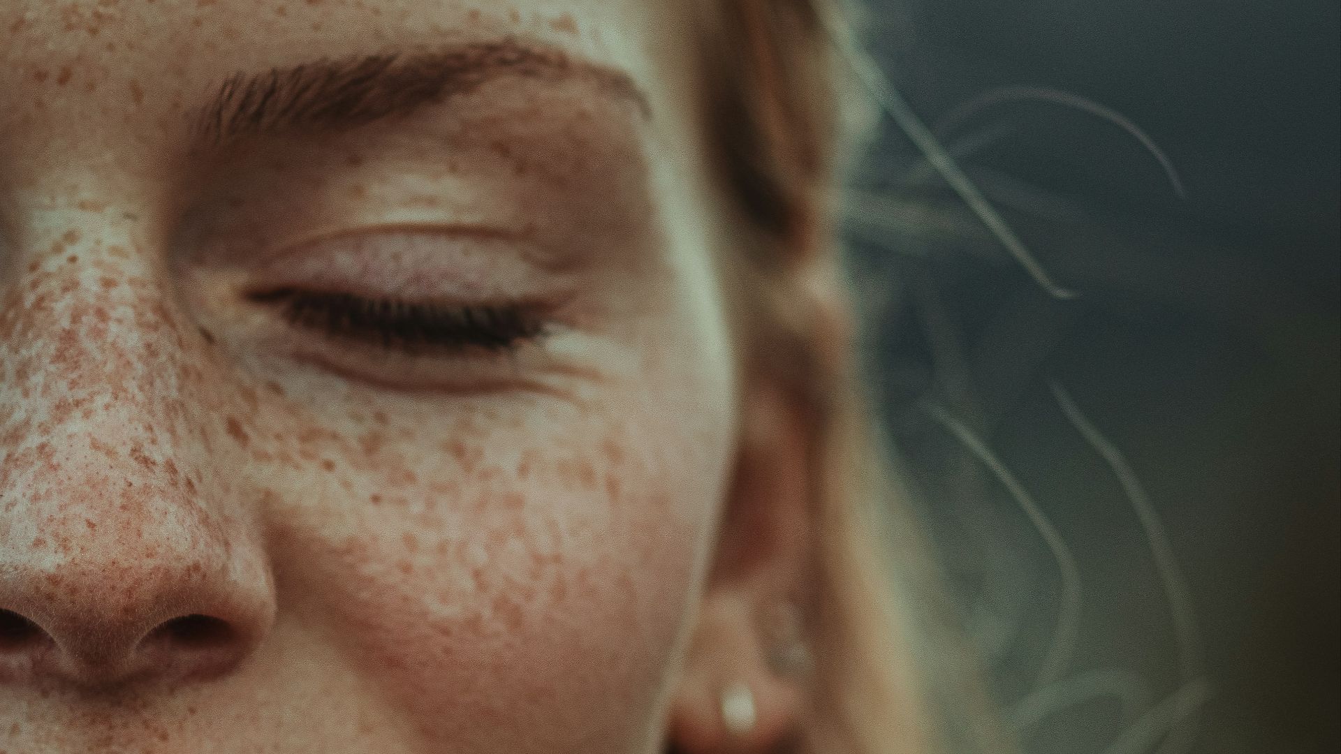 woman with blonde hair and red lipstick