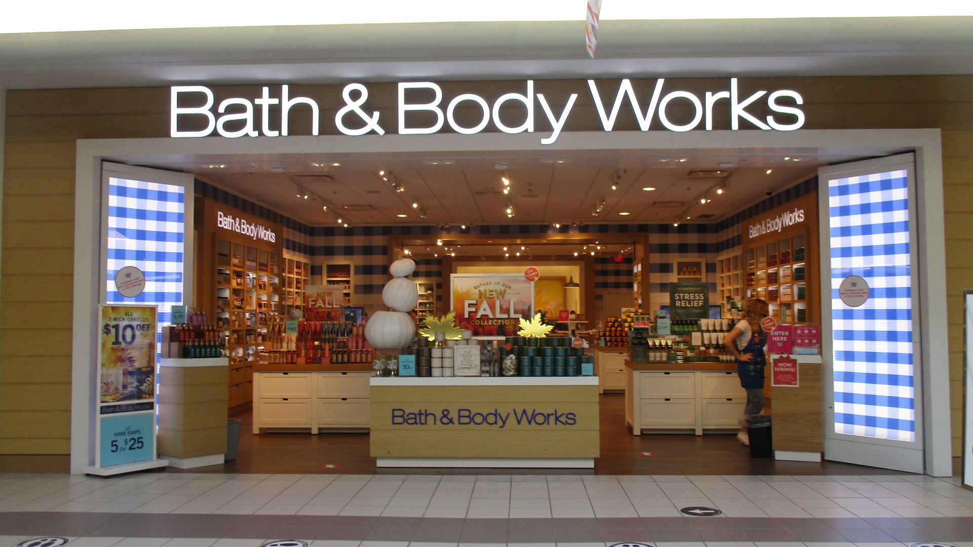 File:Bath & Body Works Lloyd Mall Lloydminster 2020.jpg