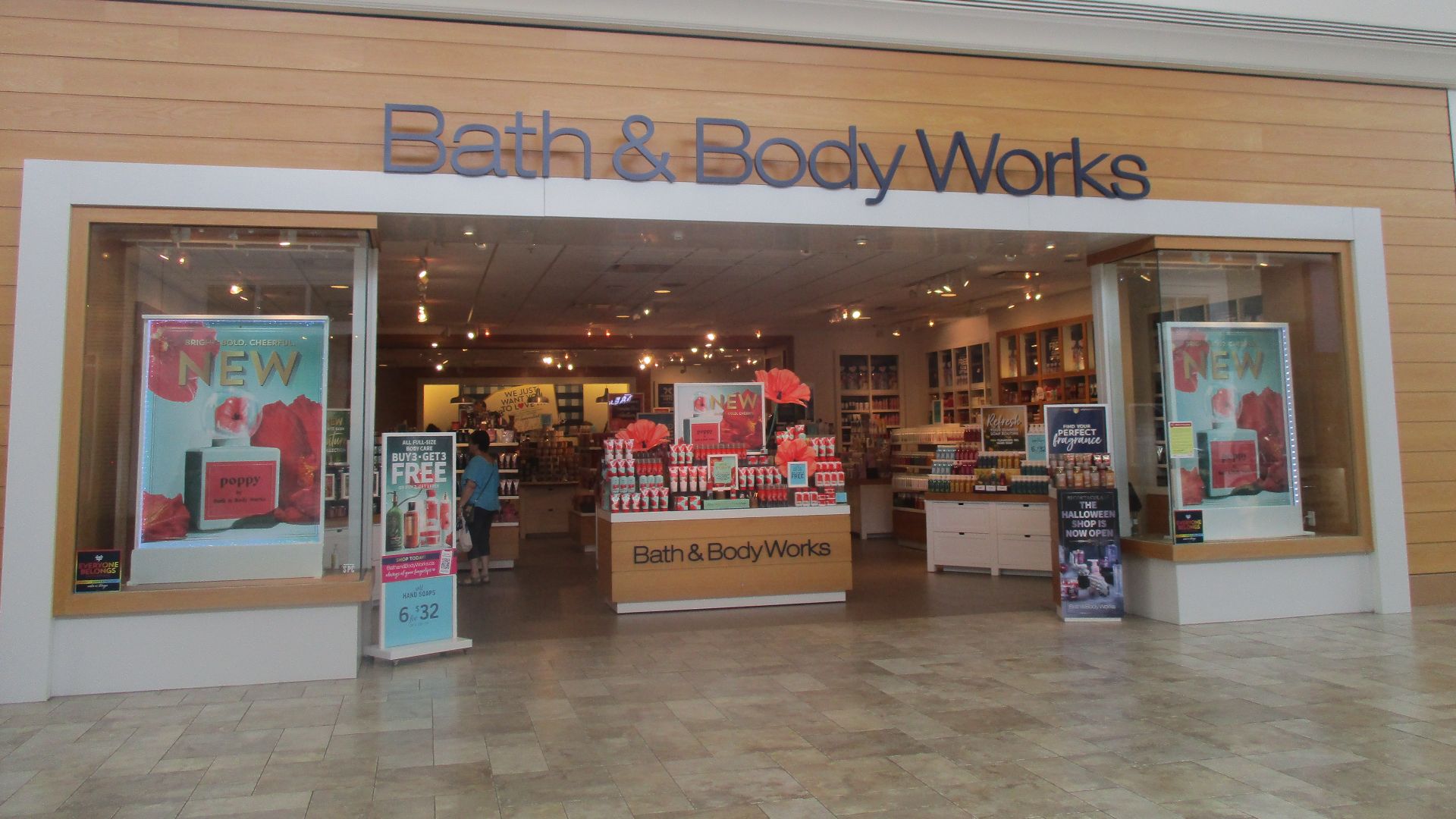 File:Bath & Body Works Lansdowne Place.jpg