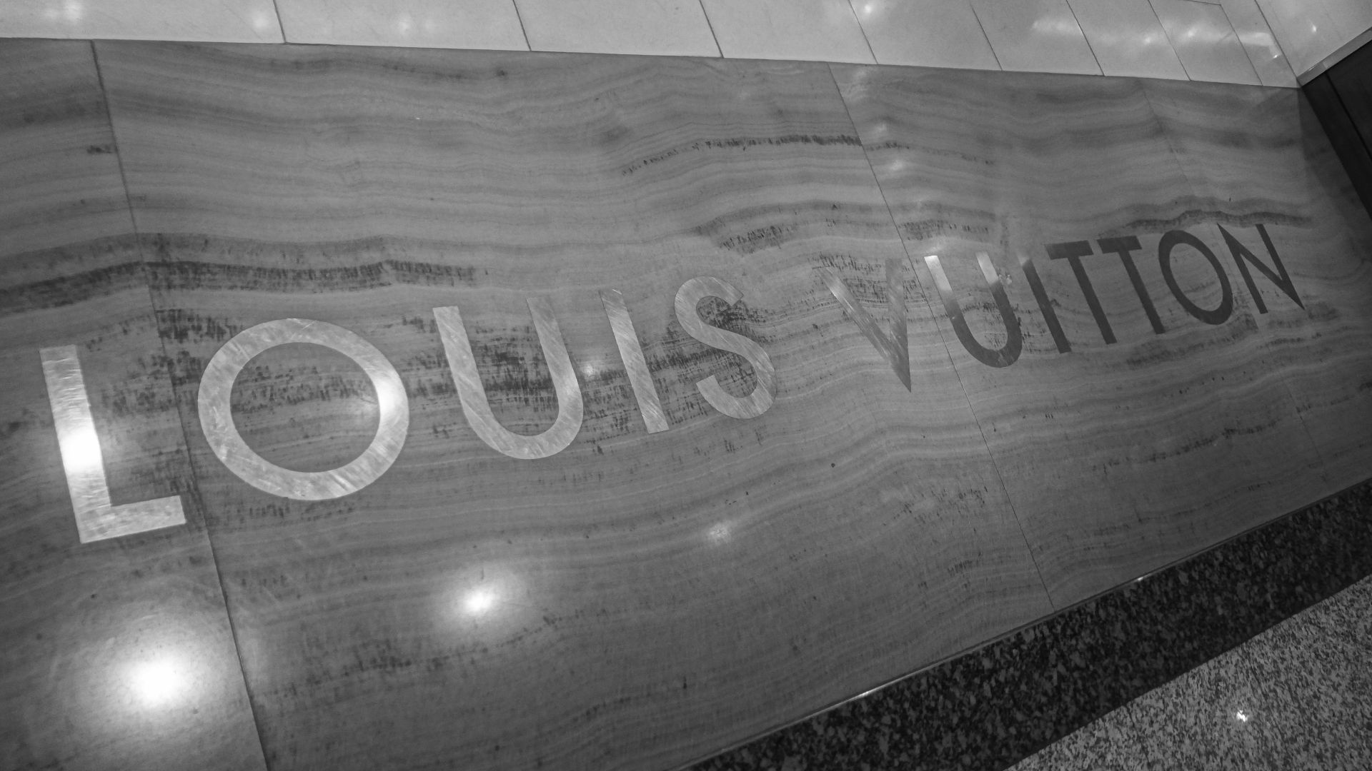 File:Louis Vuitton Fashion boutique letters logo, Madrid, Spain 2016.jpg