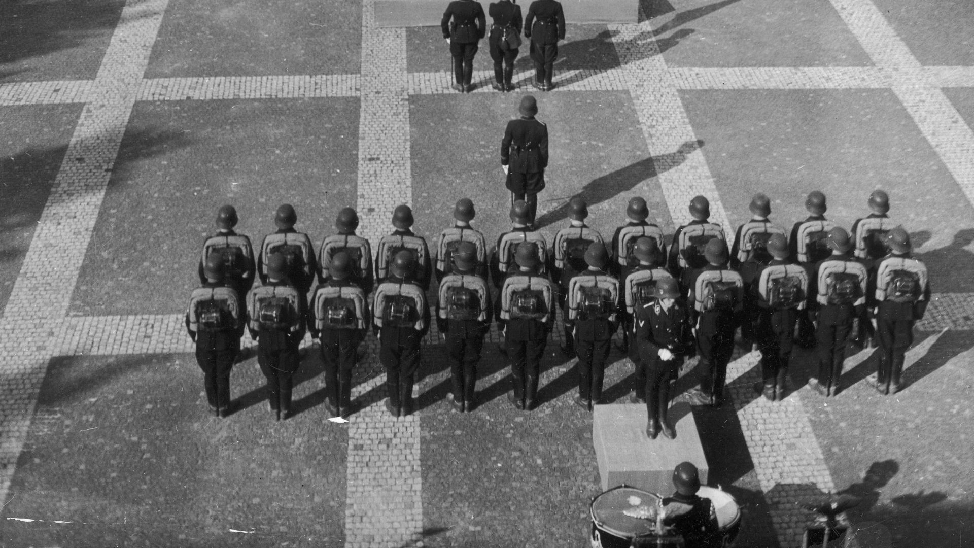 File:Reichsparteitag NSDAP Nürnberg 1934-09 Hitler Himmler Lutze Luitpold Arena Blutfahne SS The New York Times G.m.b.H. Bild-Dienst Nazi Party Rally Narodowe Archiwum Cyfrowe 3 1 0 17 12272 33882 Public domain.jpg