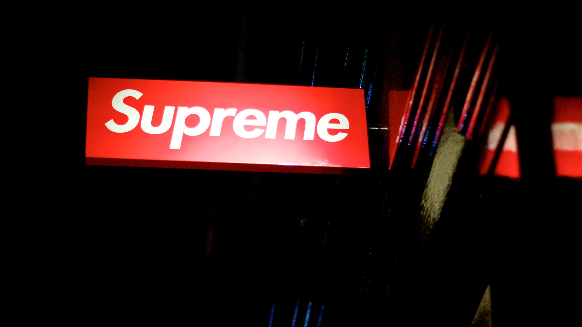 File:Supreme in London.jpg
