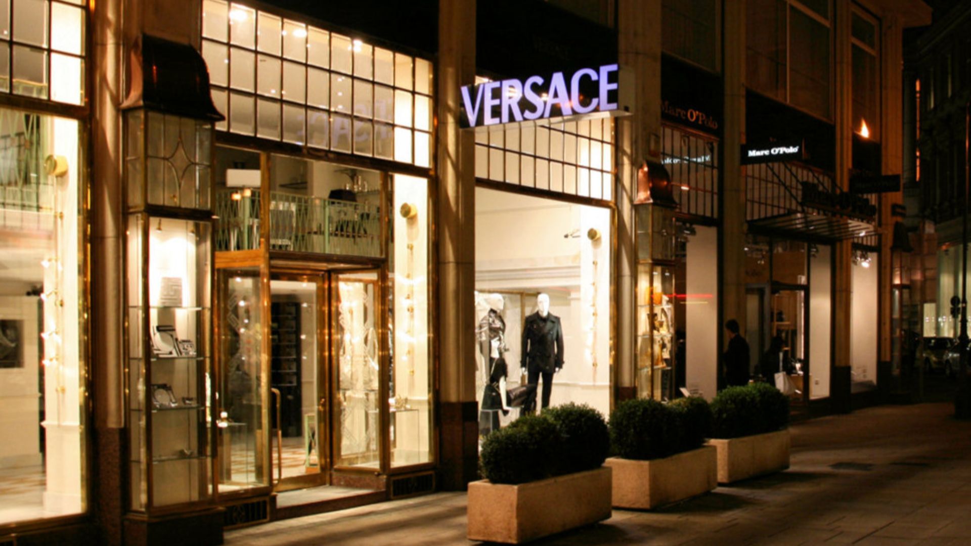 File:Versace store in Vienna.jpg