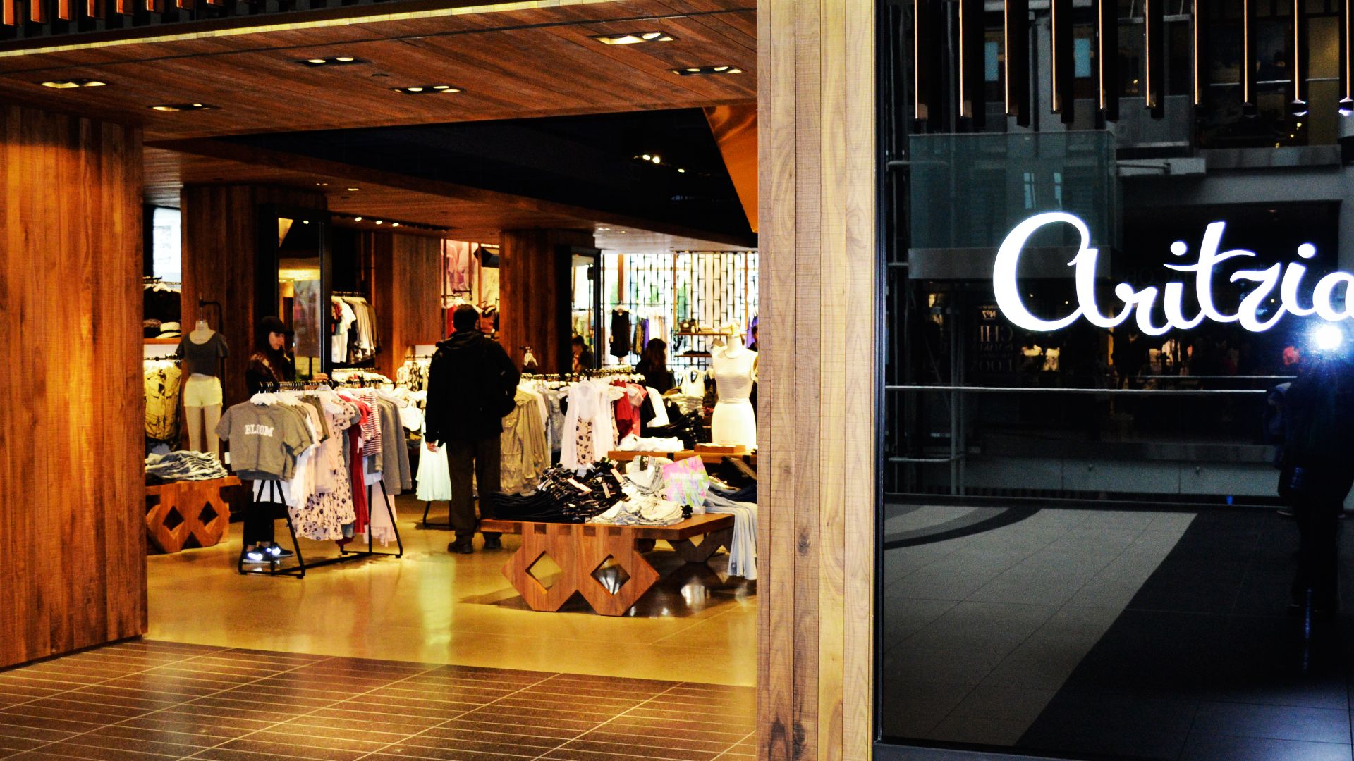 File:Aritzia store in Toronto.jpg