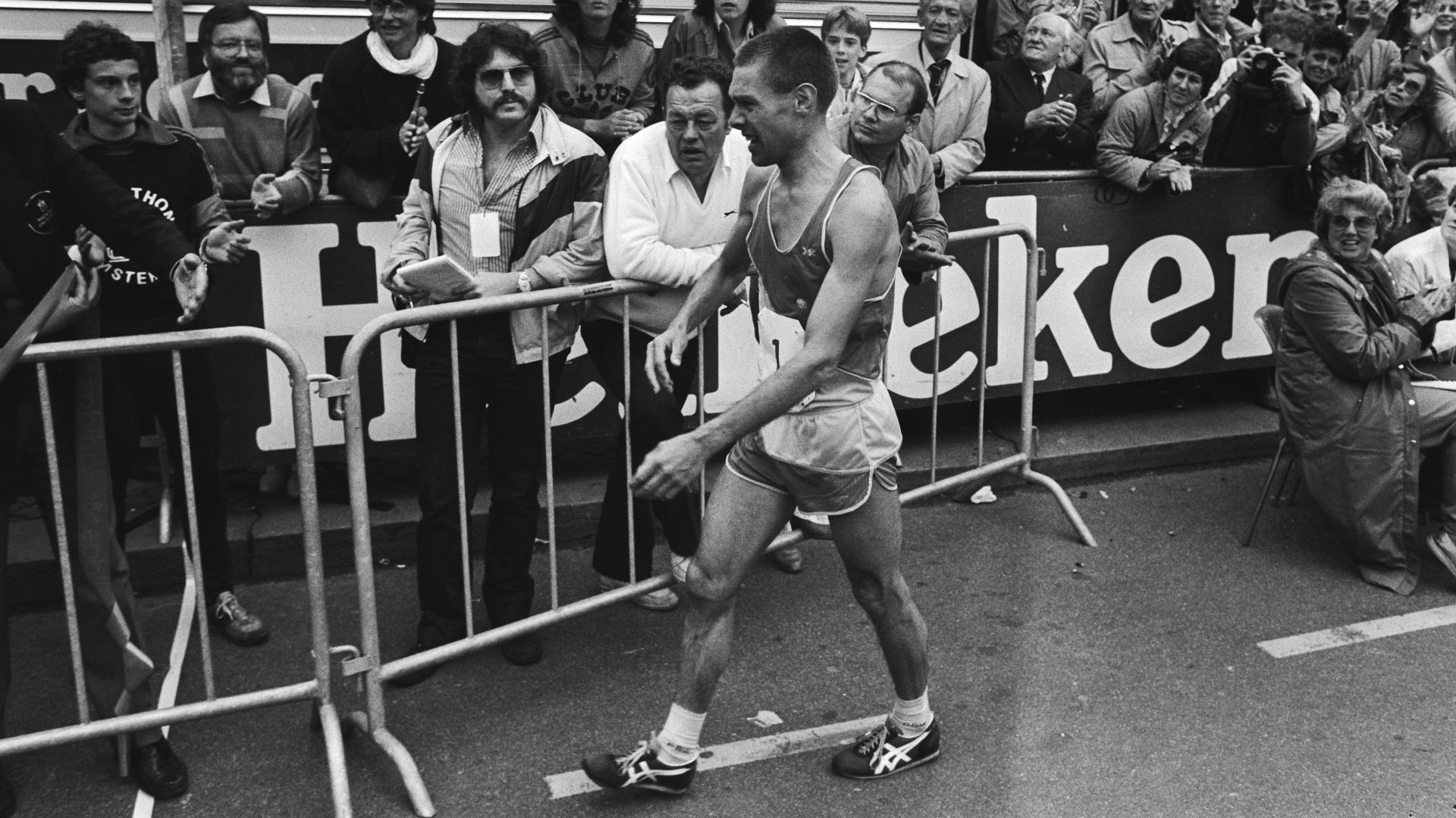 File:Winnaar Cor Vriend wankelend na de finish, Bestanddeelnr 932-5837.jpg