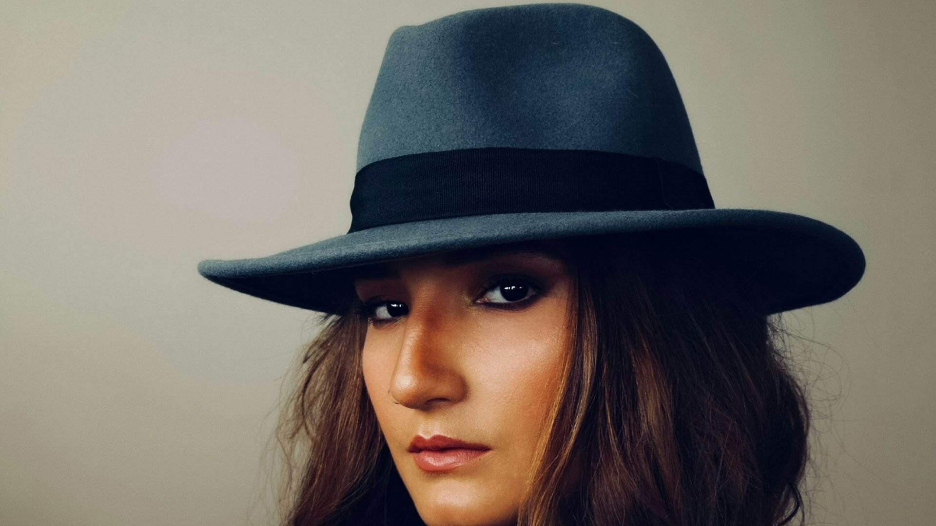 woman wearing grey hat