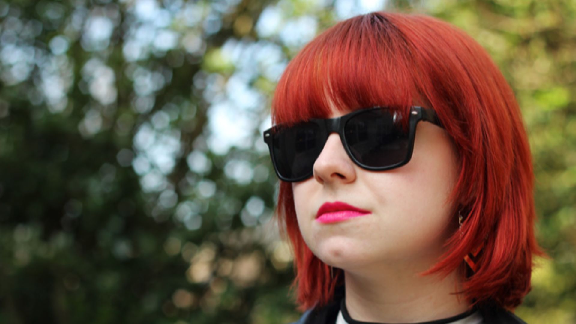 File:Black Wayfarer Sunglasses with Pink Lipstick and Red Hair (16730061912).jpg