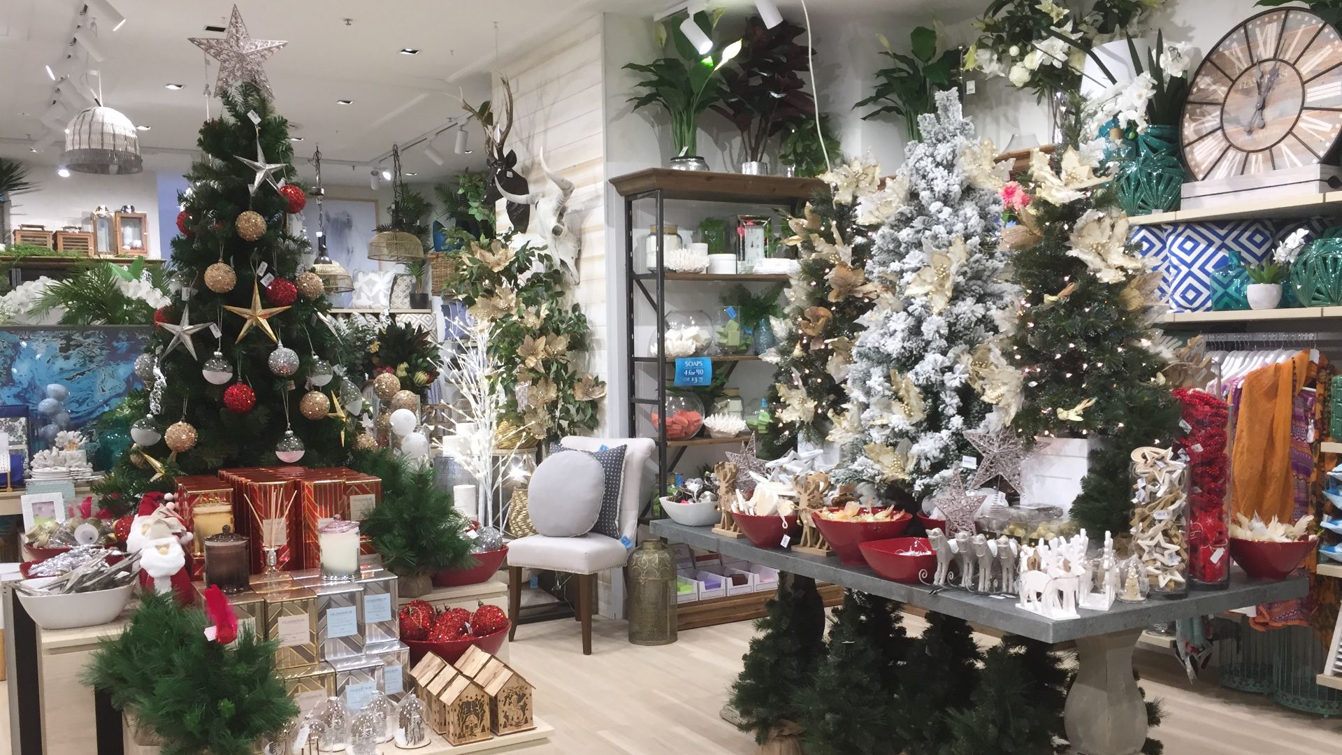 File:Shop with Christmas decorations, Indooroopilly Shopping Centre, Queensland, Australia.jpg