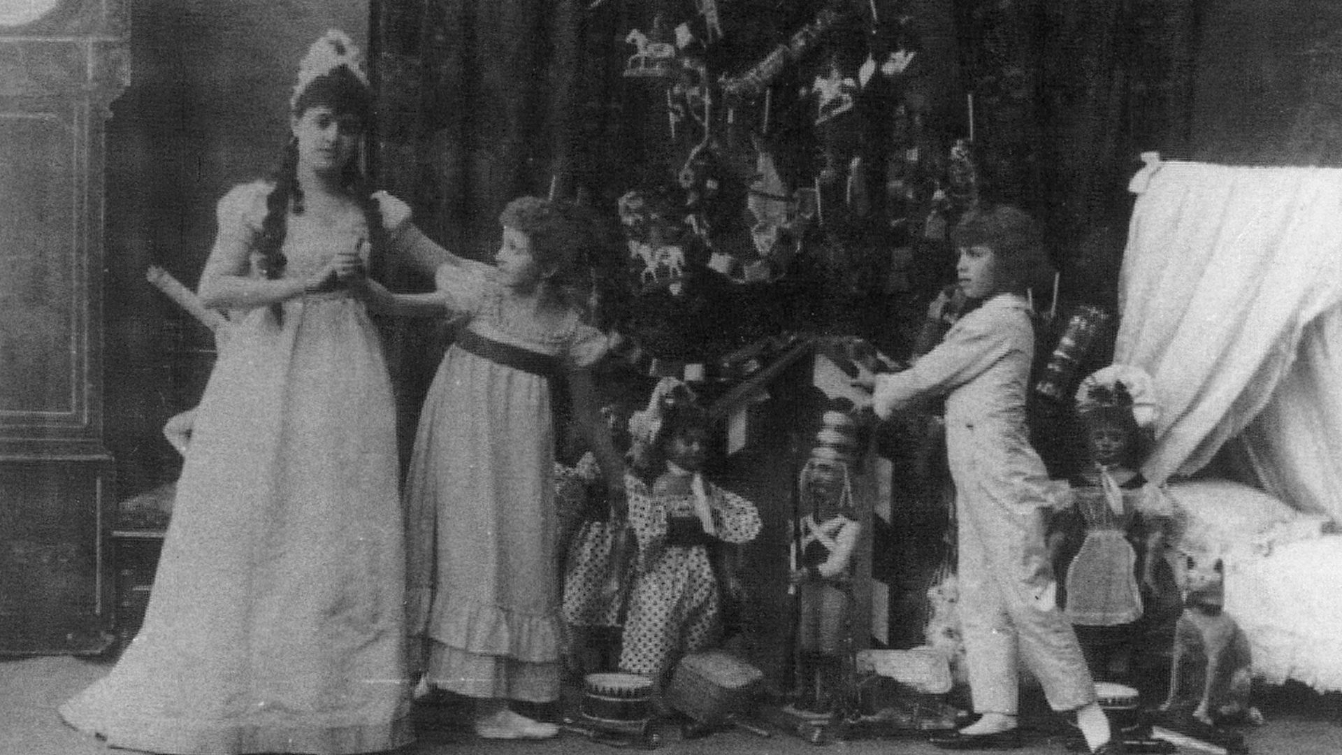 File:Nutcracker -Stanislava Belinskaya as Clara, Lydia Rubtsova as Marianna, & Vasily Stukolkin as Fritz -1892.JPG