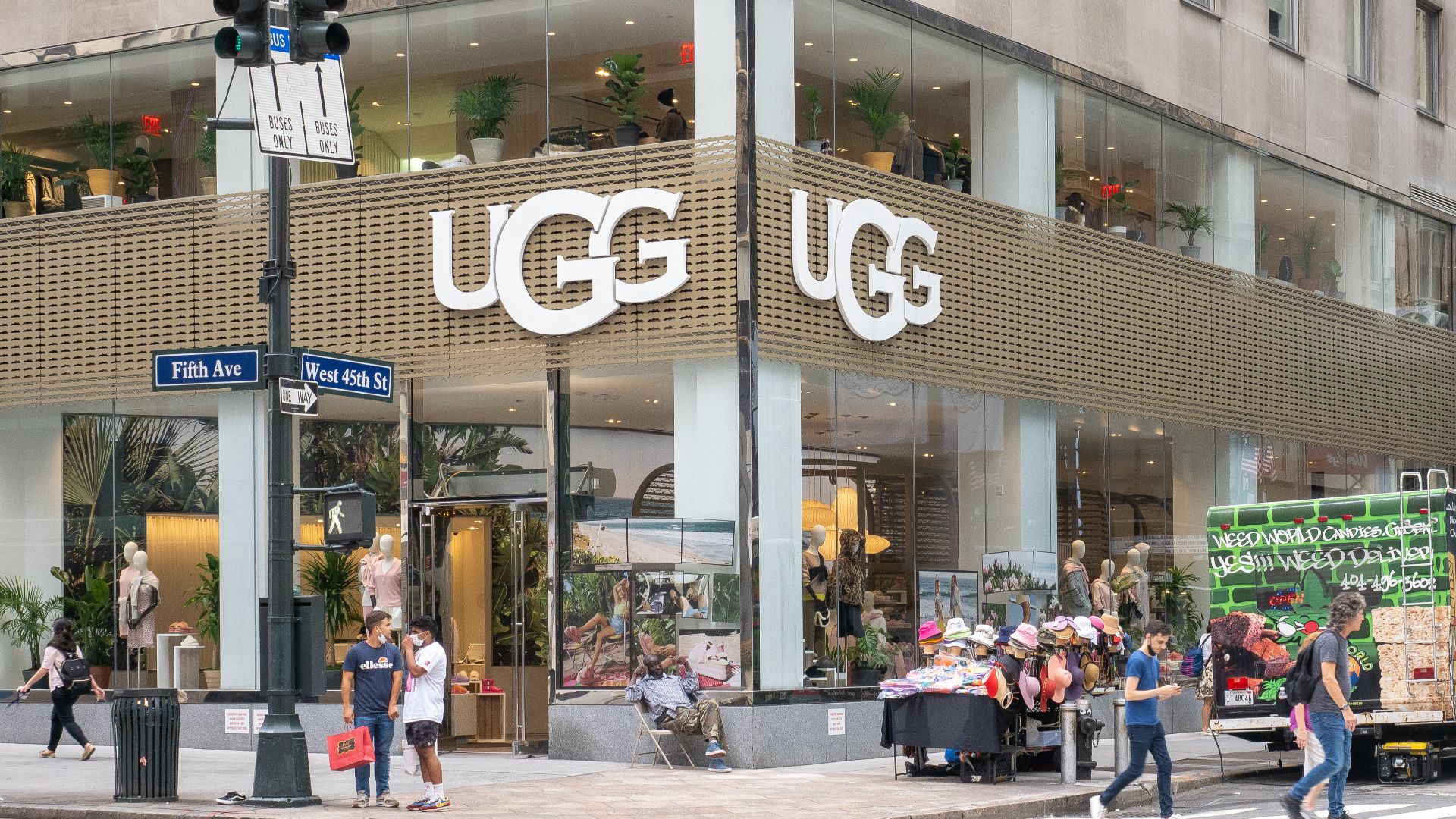 File:UGG - Store (51395753918).jpg