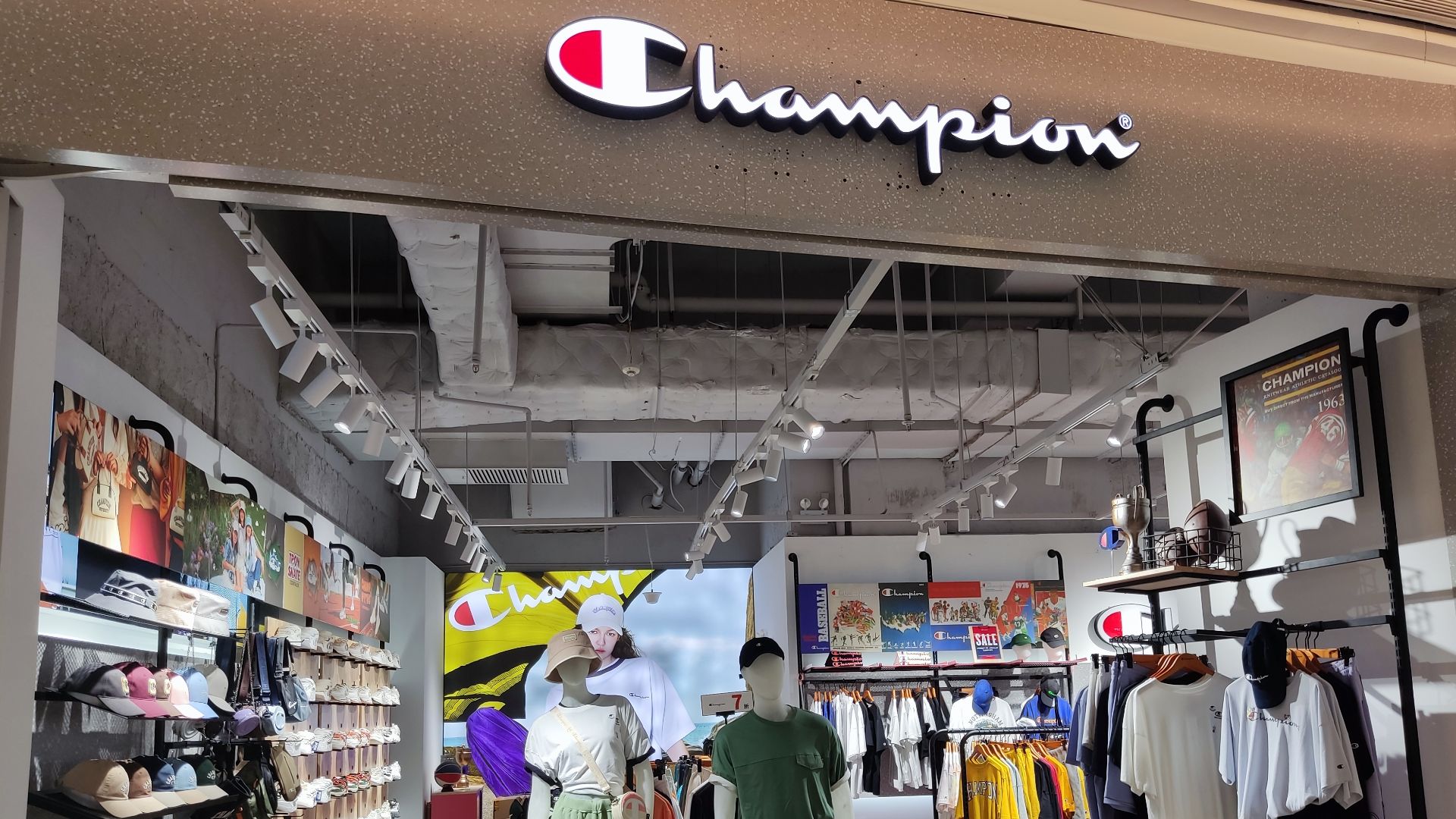 File:SZ 深圳市 Shenzhen 福田 Futian 中康路 Zhongkang Road 卓悅匯購物商場 INJOY Mall shop Champion Clothing store August 2023 Px3.jpg