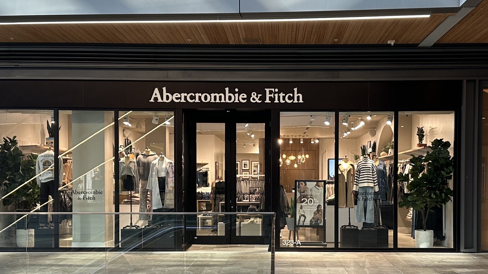 File:Abercrombie & Fitch Brickell City Centre, Miami 2023.jpg