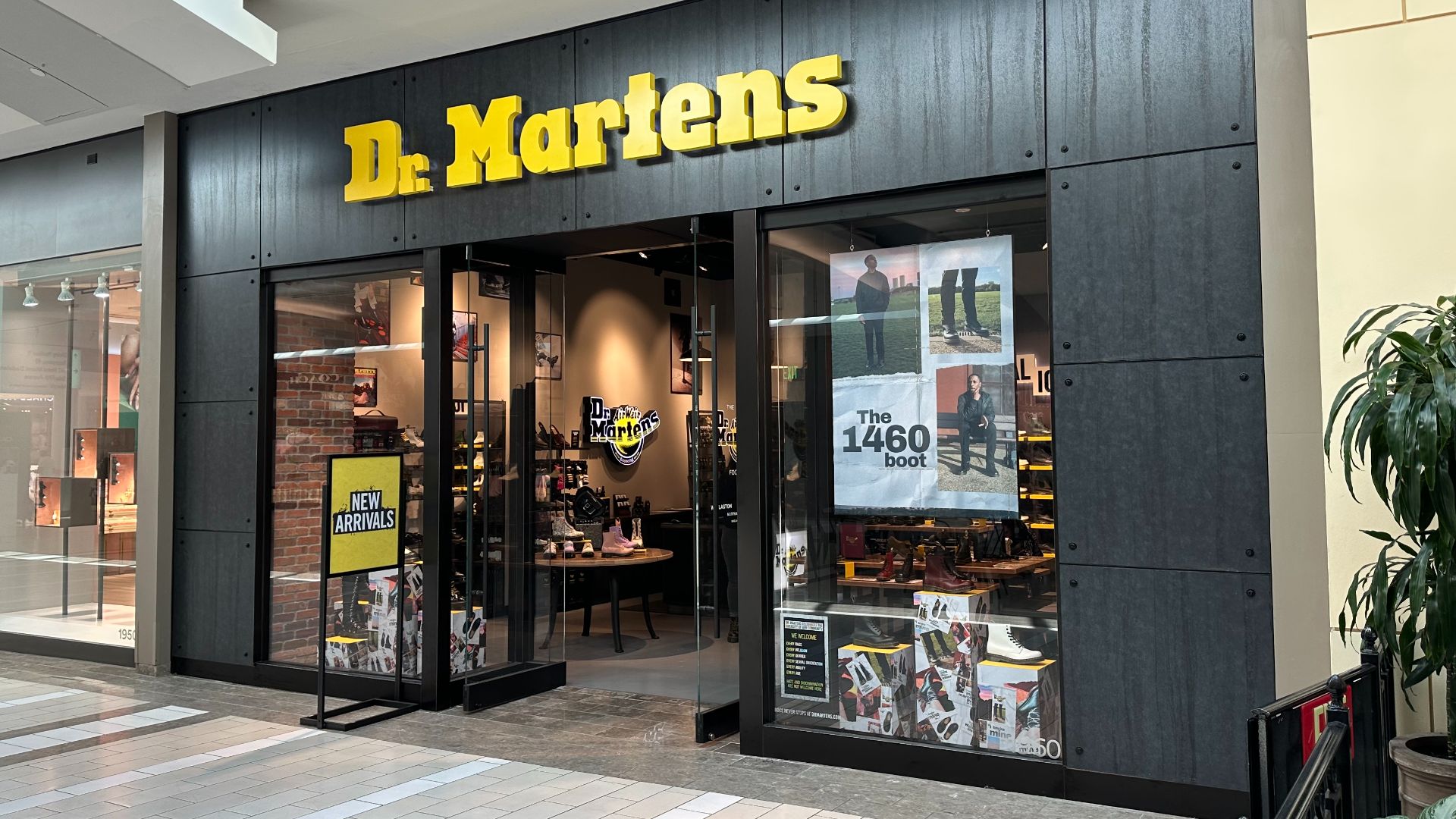 File:Dr Martens Dadeland Mall Open.jpg