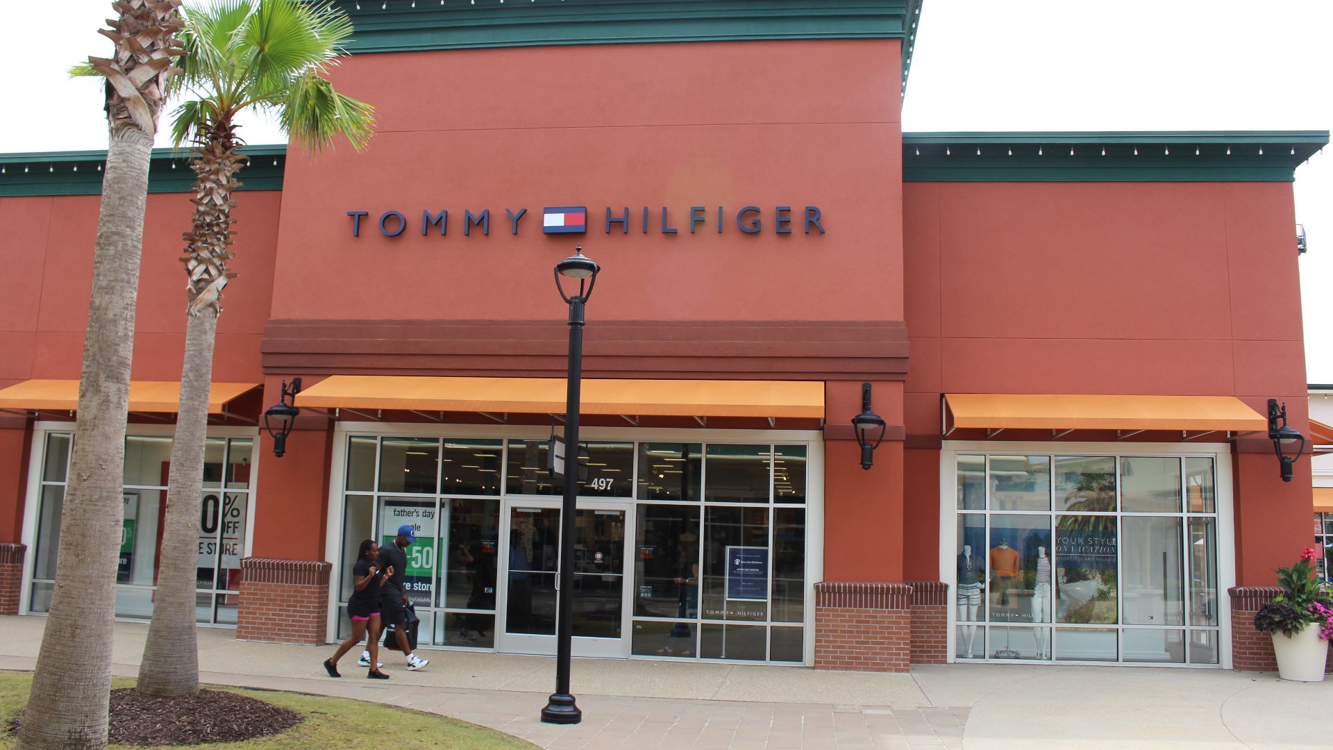 File:Tommy Hilfiger, Tanger Outlets Savannah.jpg