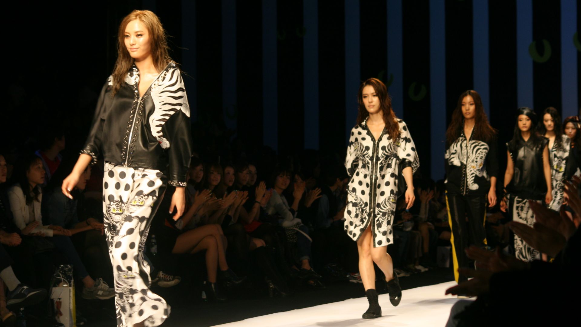 File:Nana and Kahi in 2011 Seoul Fashion Week.jpg
