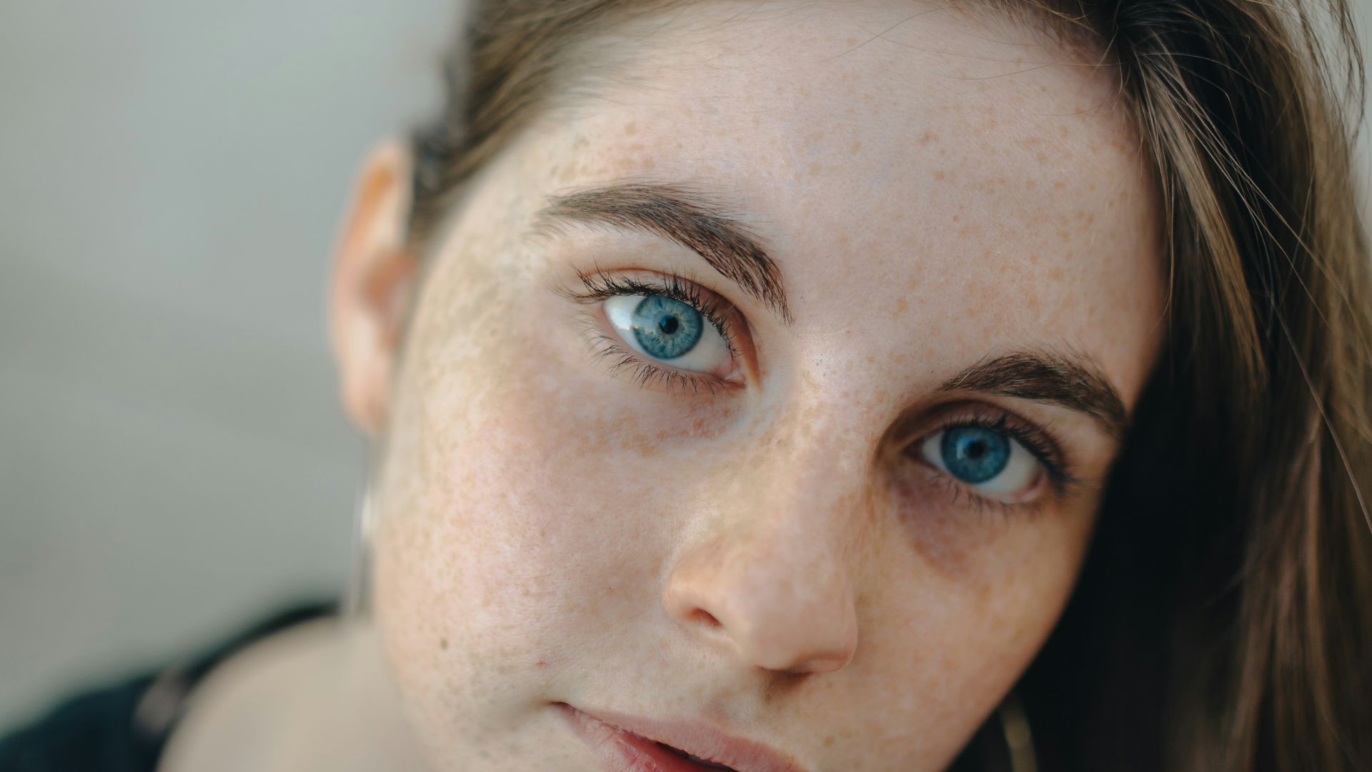 woman in black crew neck shirt