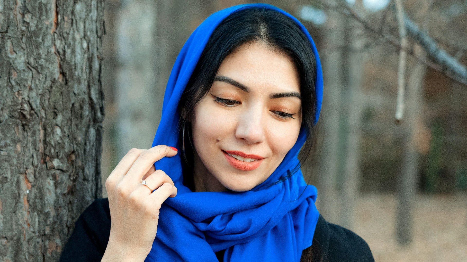 a person wearing a scarf and a scarf around the head