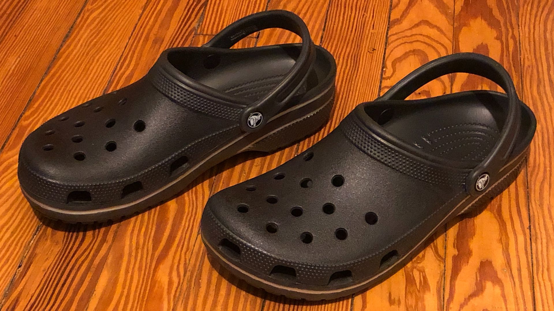 File:Crocs-synthetic-clogs.jpg