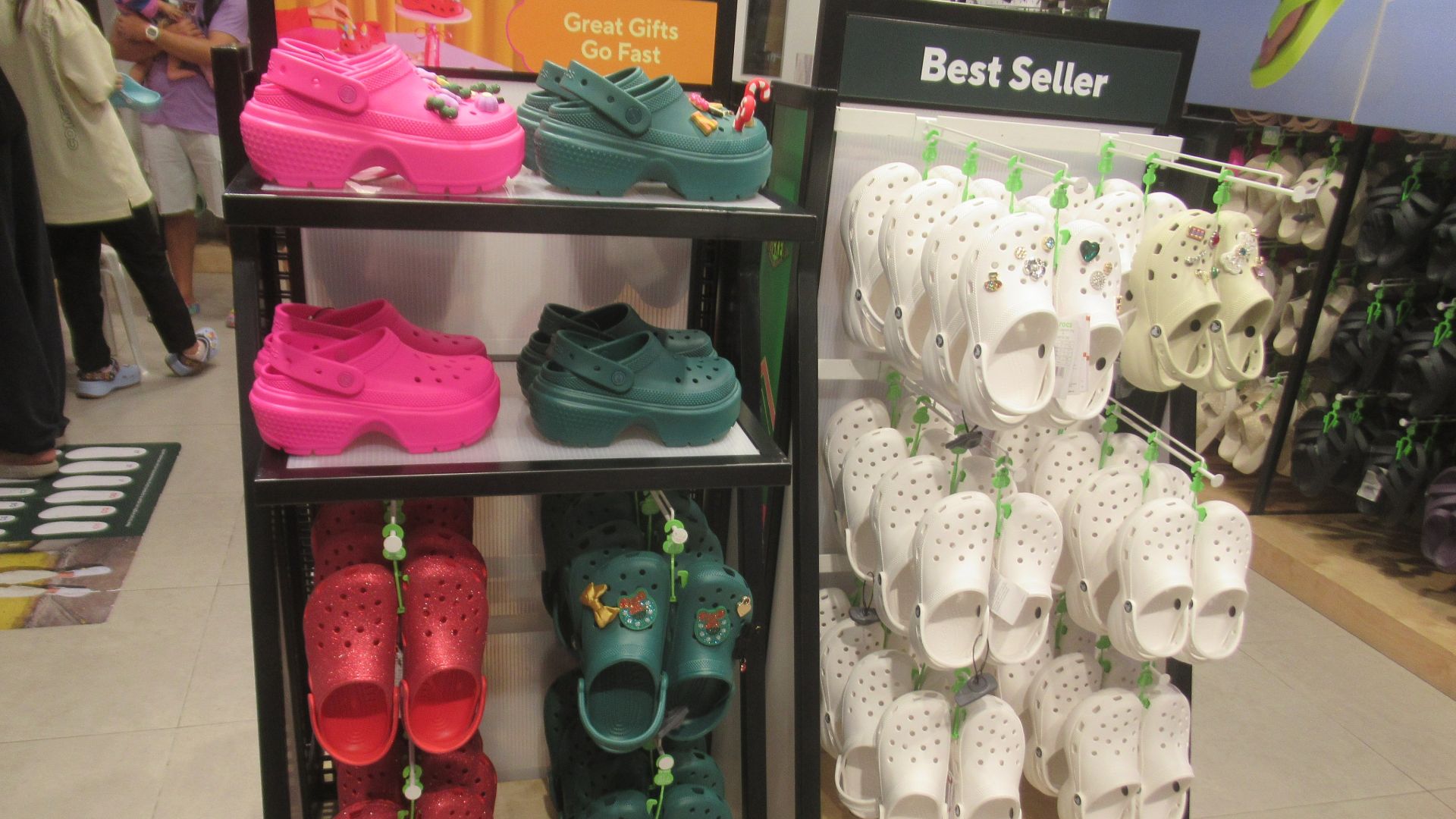 File:Crocs Philippines shoesB.jpg
