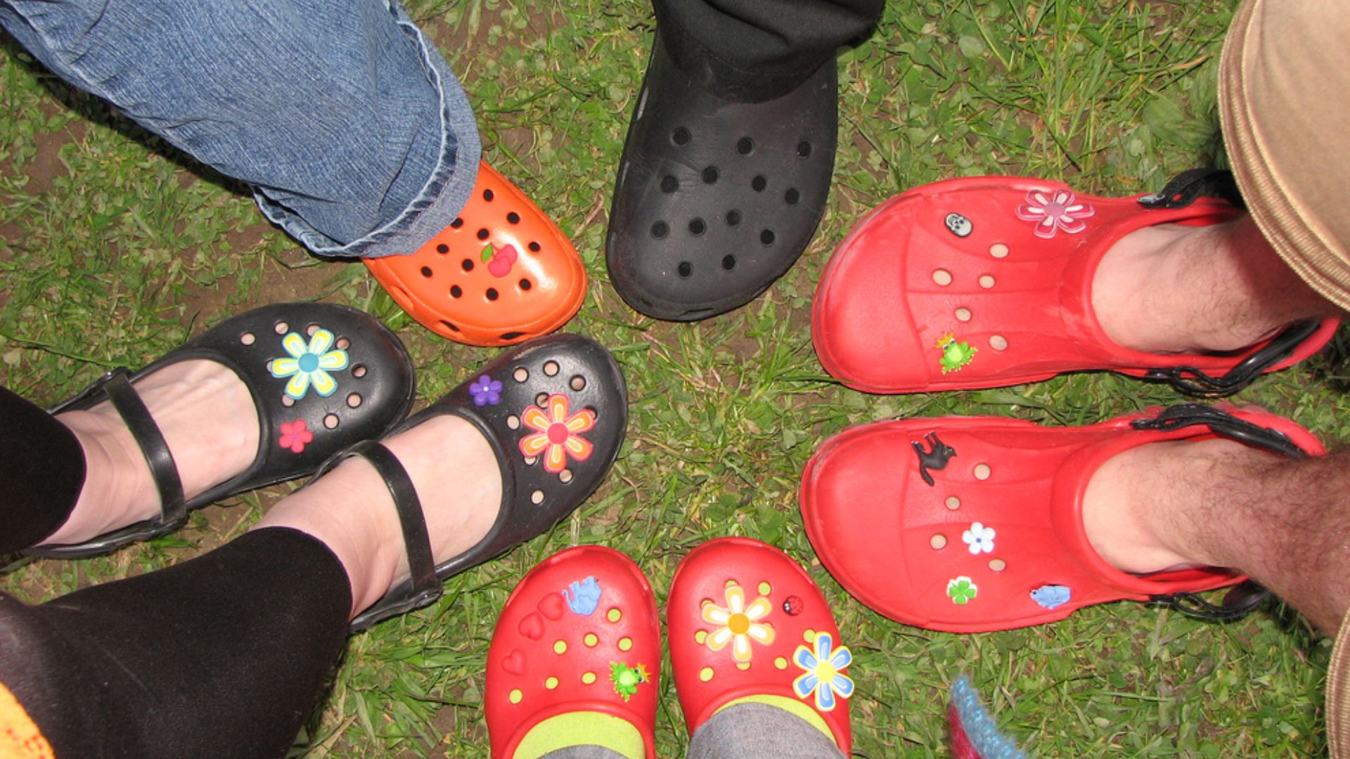 File:CrocsAccessories.jpg