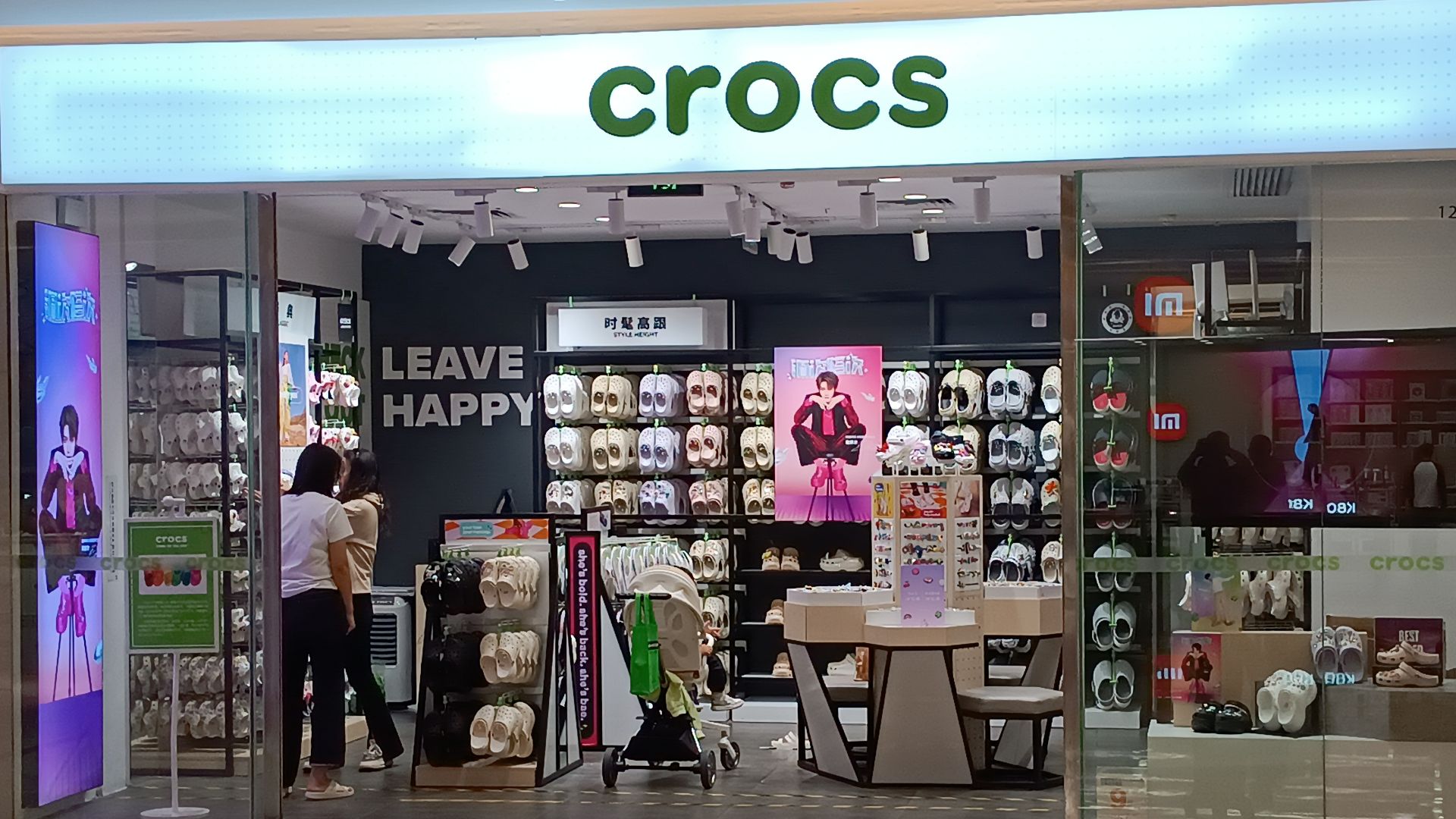 File:SZ Shenzhen Luohu TaiNing Road n DongLe Road ViCity Mall shop Crocs shoes March 2025 R12S 02.jpg