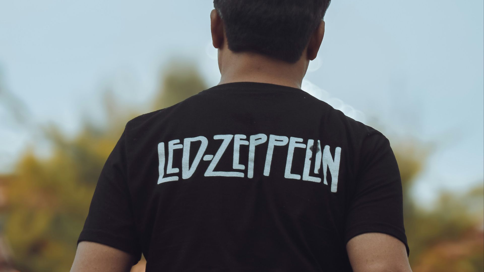 a man in a black shirt is holding a frisbee