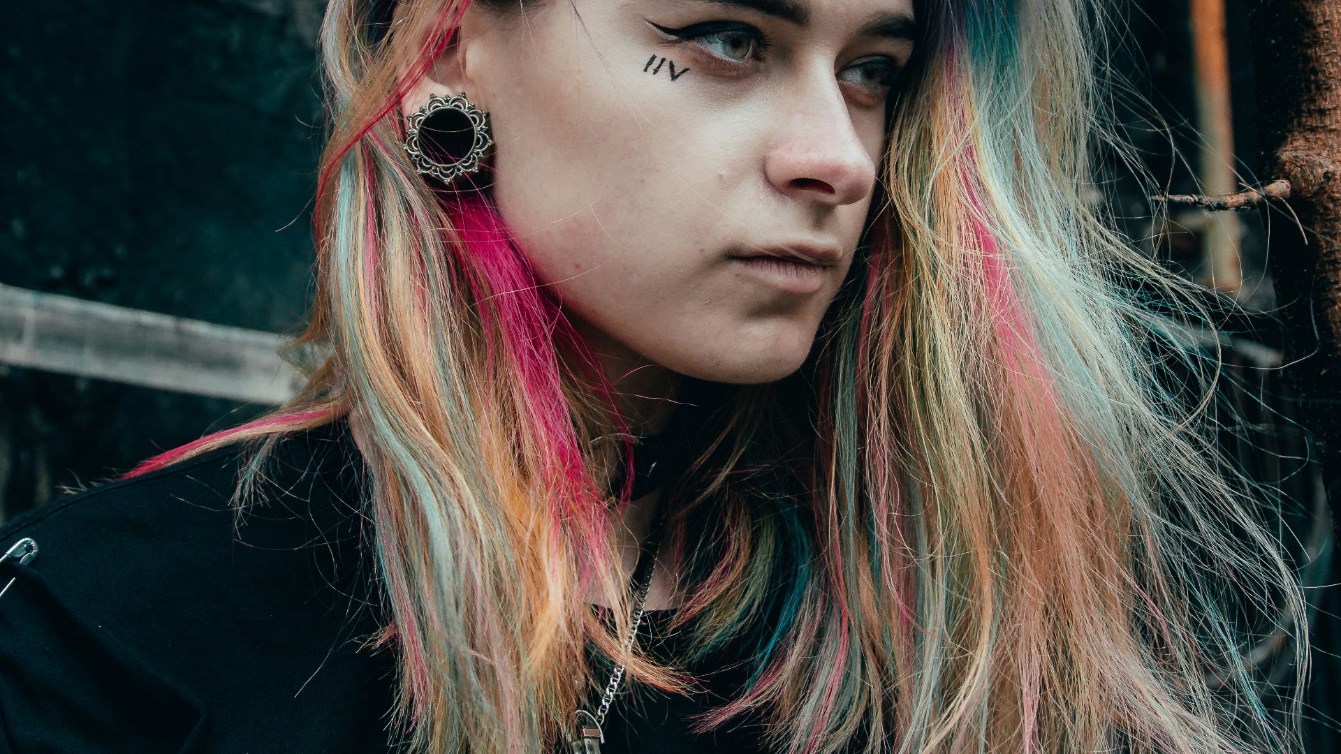 woman wearing black crew-neck T-shirt