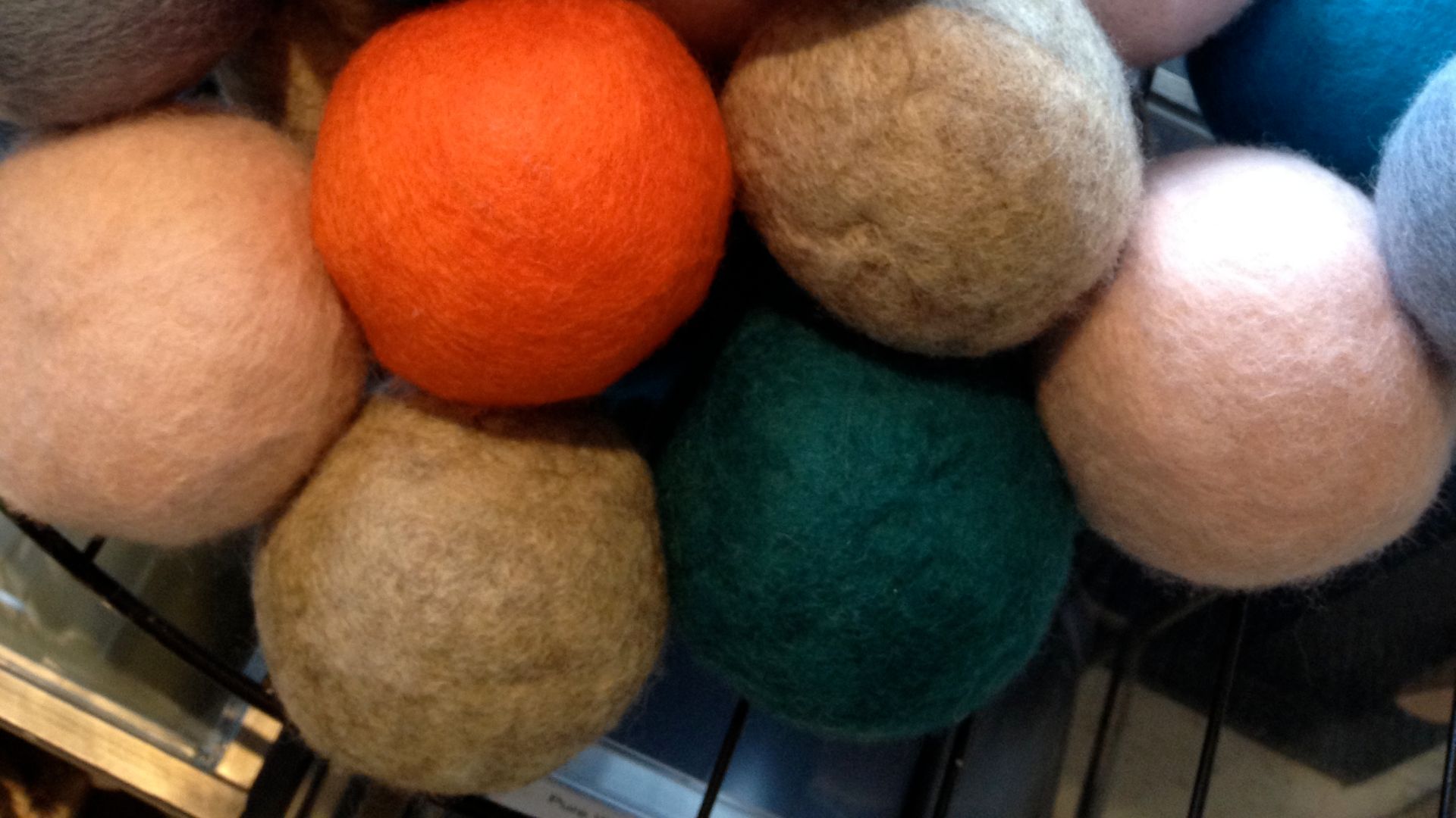 File:Wool-dryer-balls.jpg