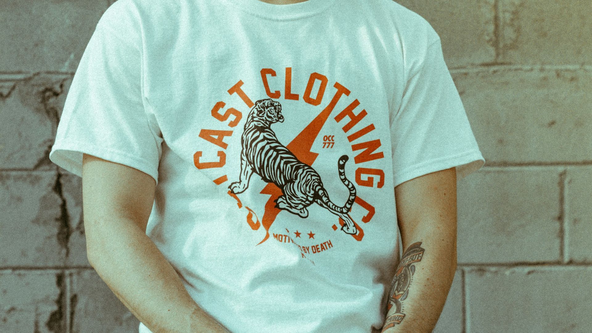 men's white crew-neck shirt