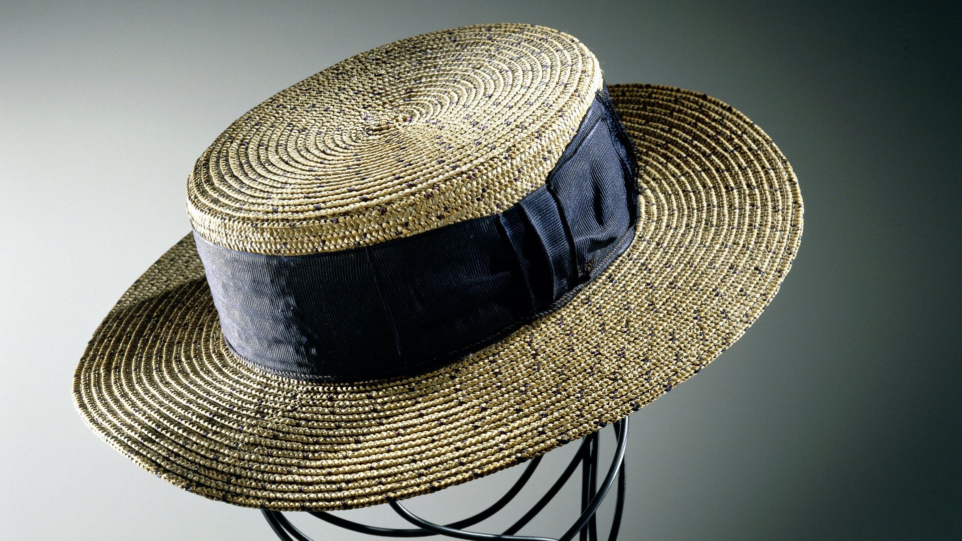 File:Strohoed (matelot) Strohoed van blauw gespikkeld, middelgrof en genaaid bandstro, met donkerblauw ripslint, BK-1979-112.jpg