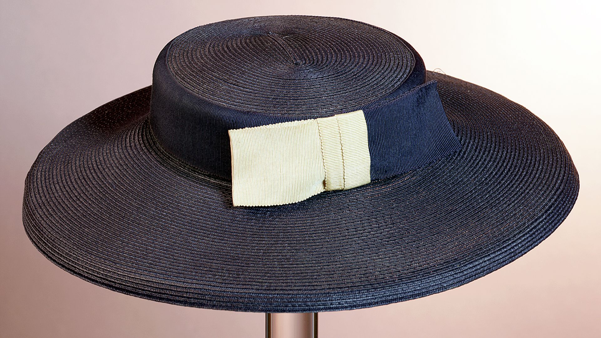 File:Ovale matelot, donkerblauw bandstro met lage platte bol en brede rand, objectnr 69568.JPG