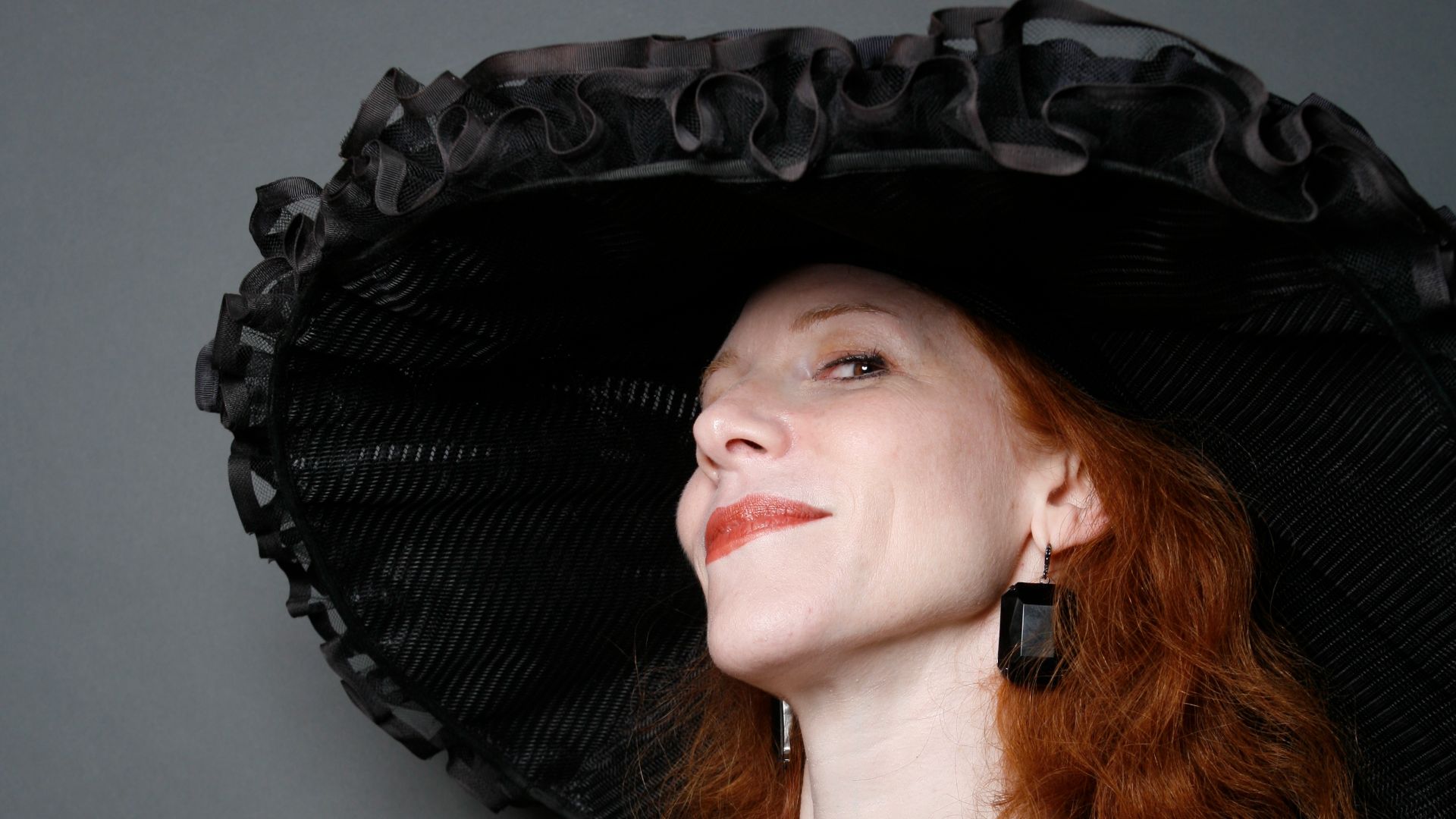 File:Amy Alkon in hat.jpg