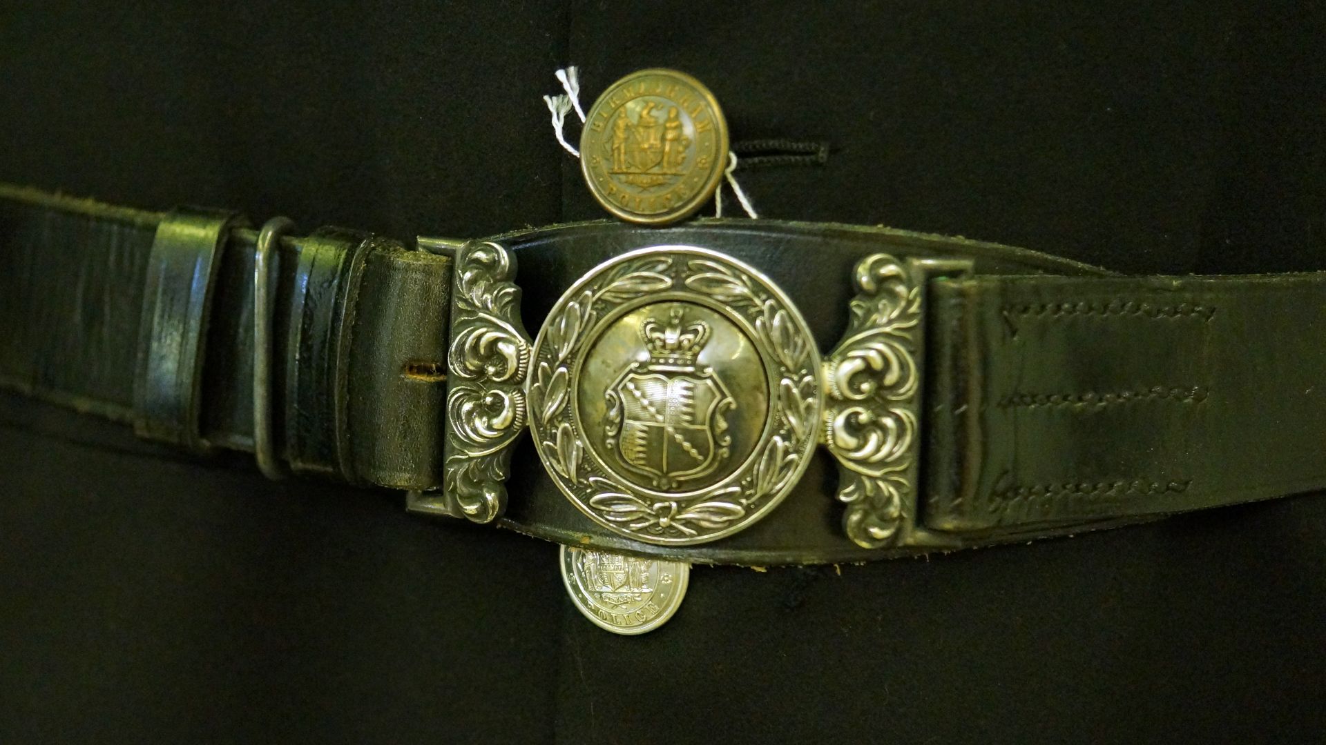 File:Early buckle showing rudimentary arms of Birmingham.jpg