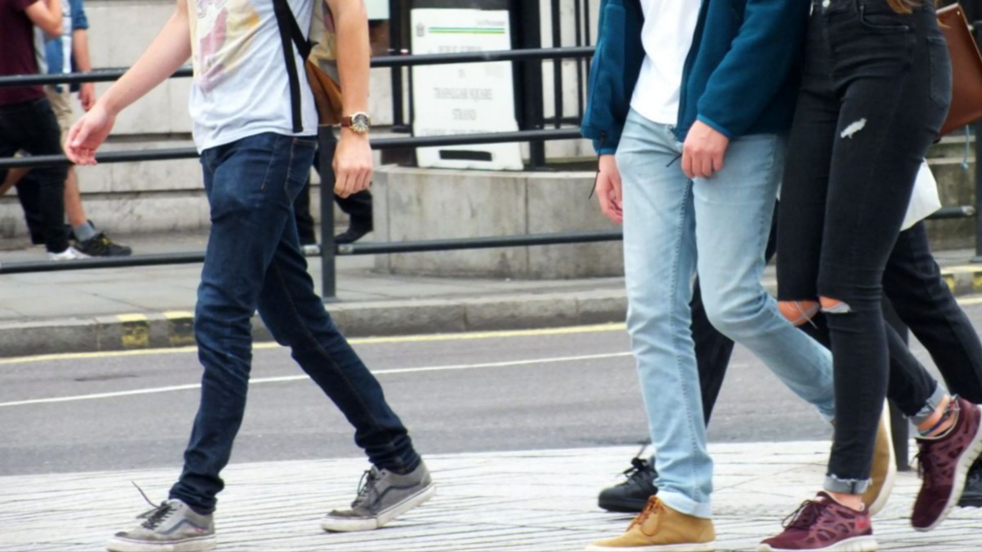 File:London Tourists - 22551142038.jpg