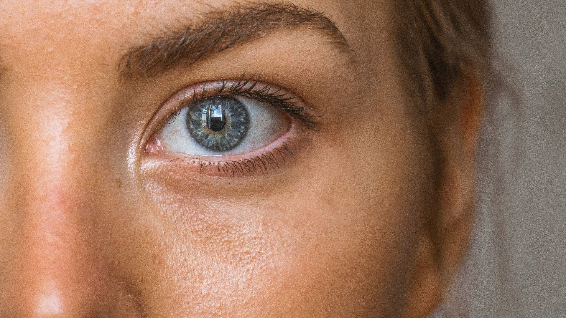 close-up photo of persons eye