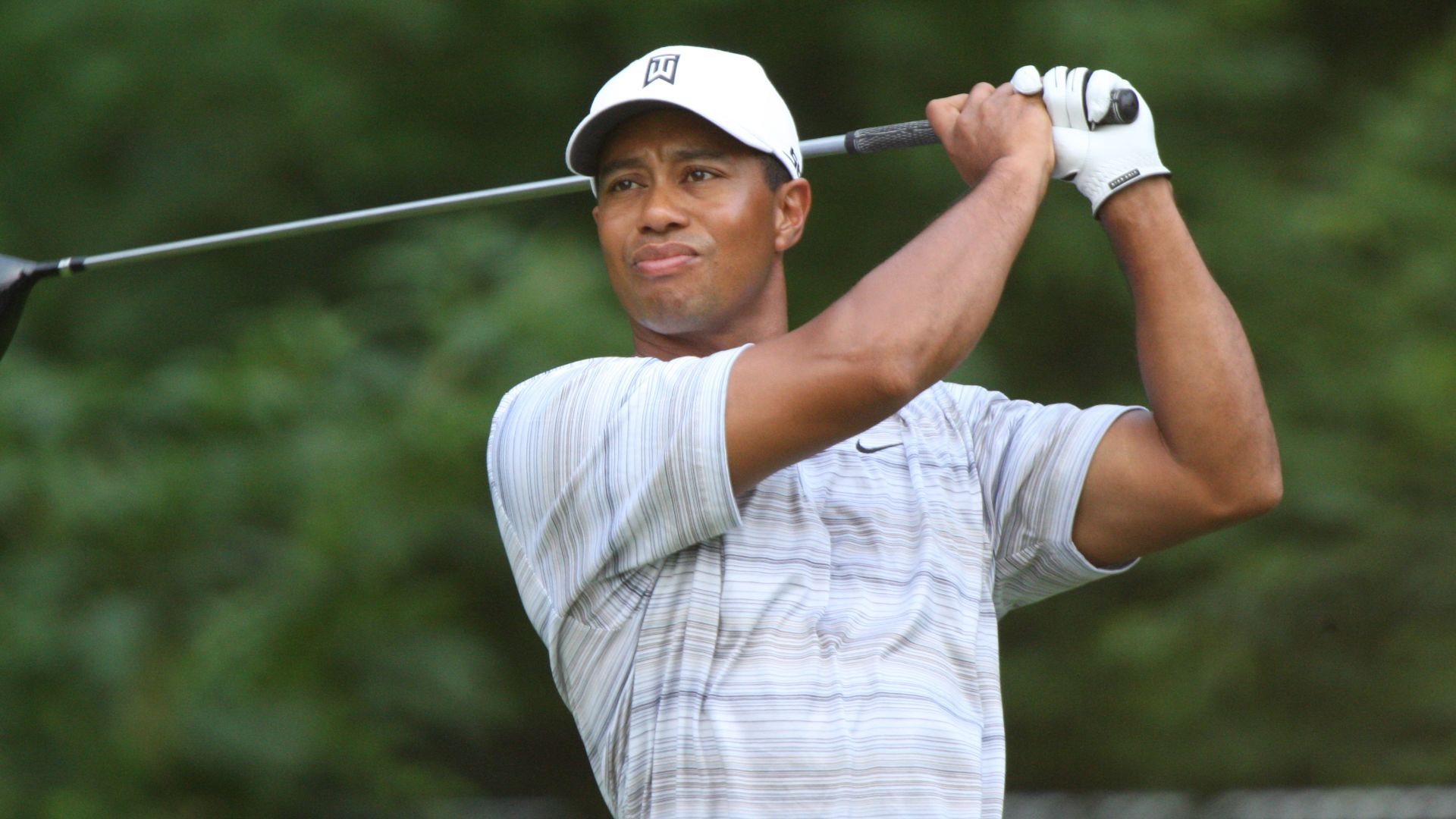 File:Tiger Woods drives by Allison.jpg