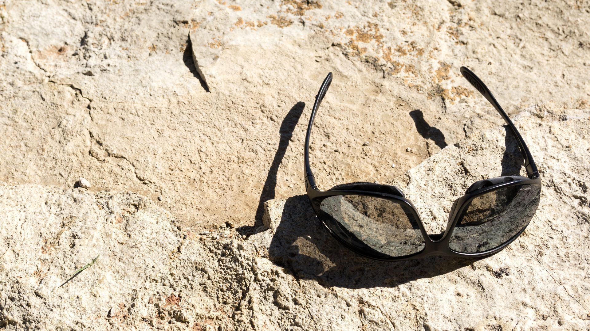 File:Mezmay, Sports sunglasses, Black sunglasses, Russia.jpg