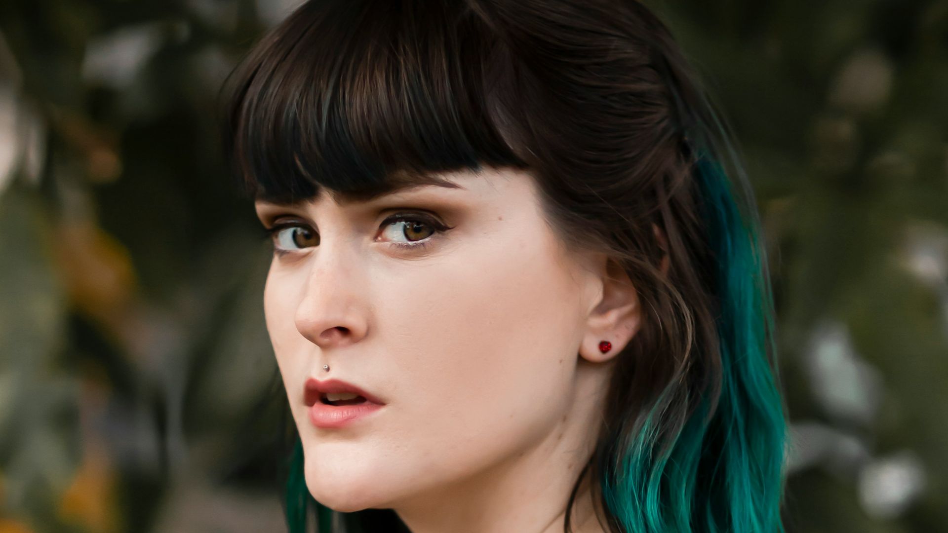 woman wearing black sleeveless top selective focus photography