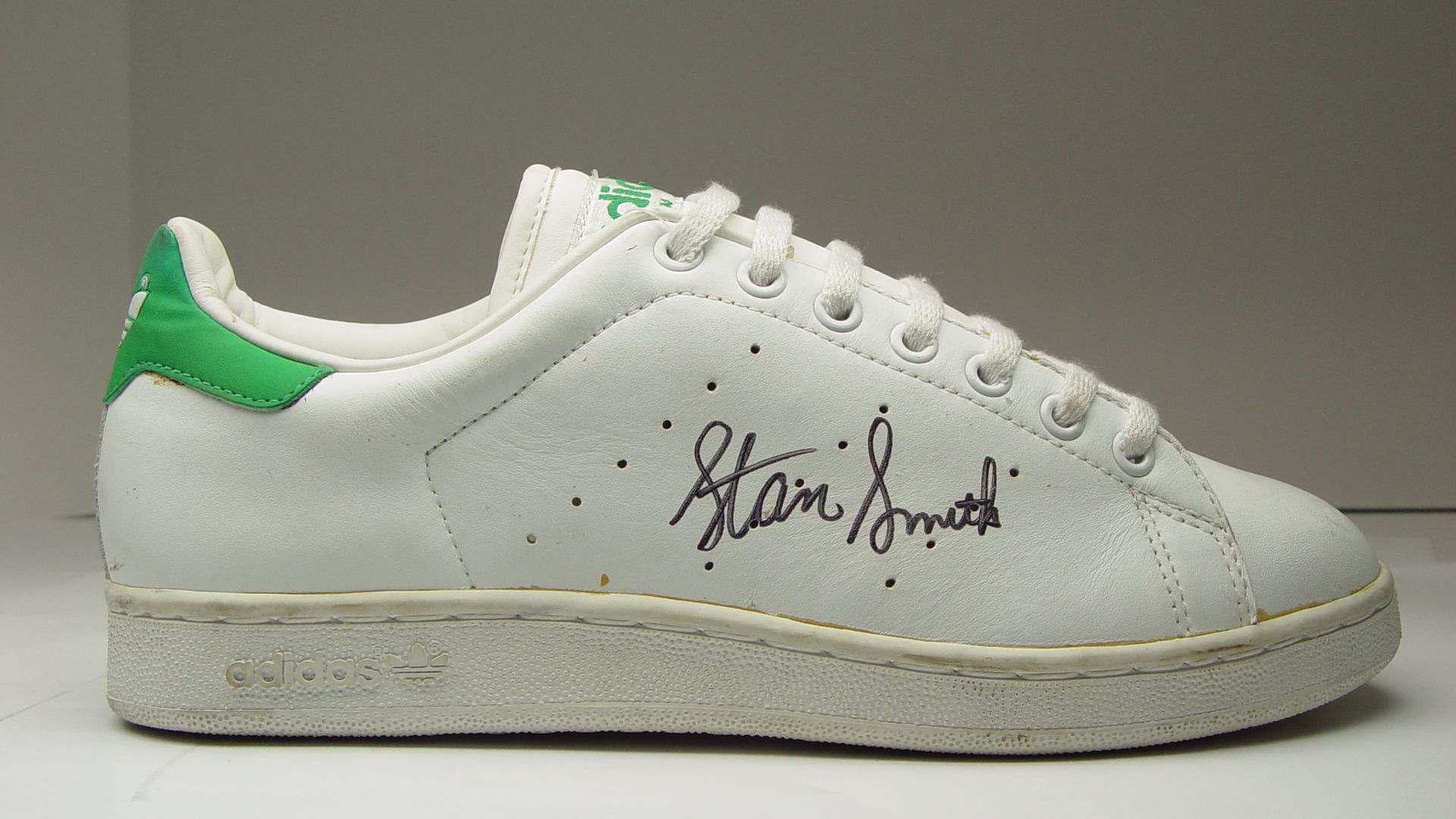File:Adidas Stan Smiths sneaker.jpg