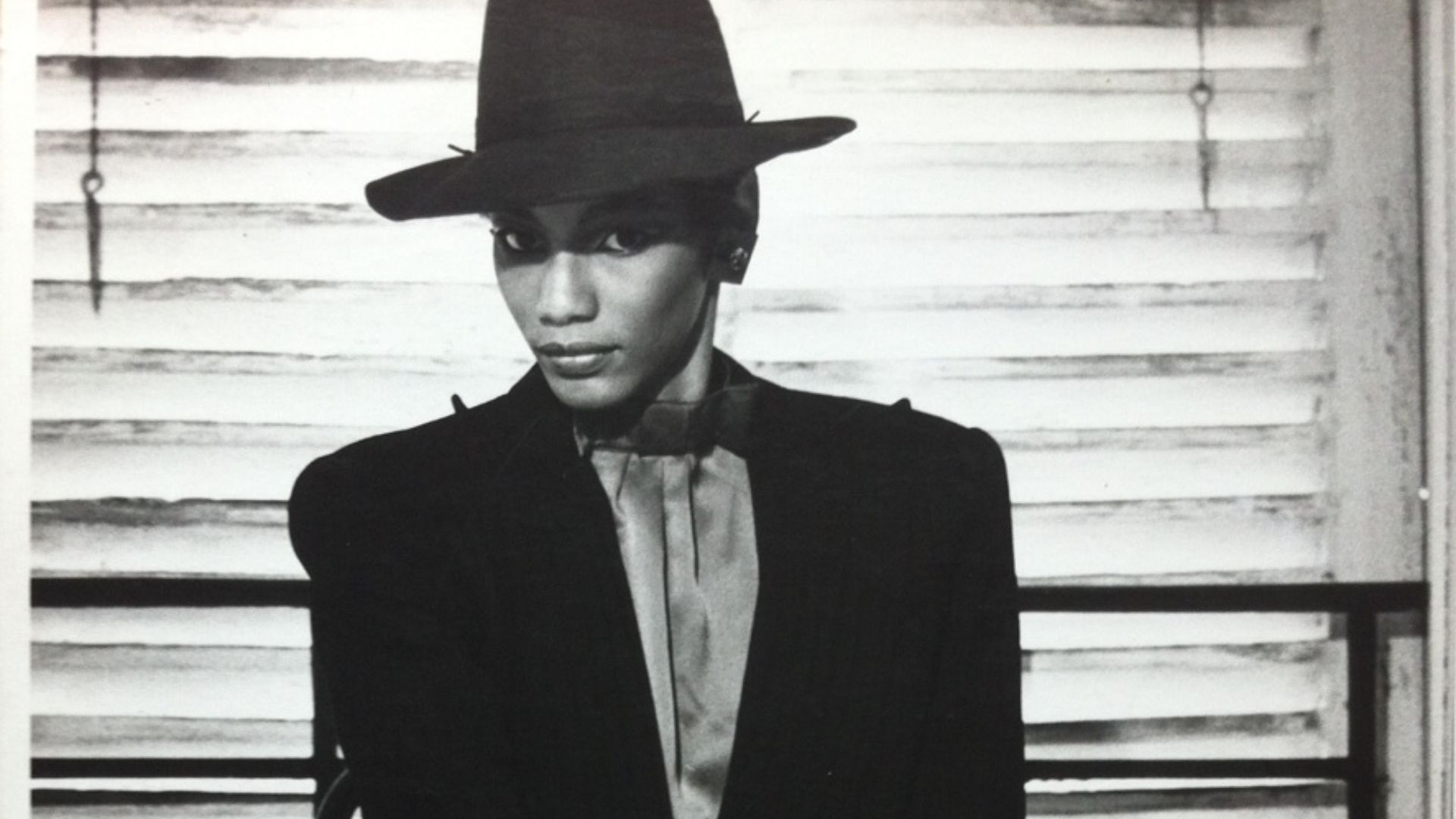 File:American fashion model Renée Gunter modeling haute couture wearing a hat, 1981.jpg