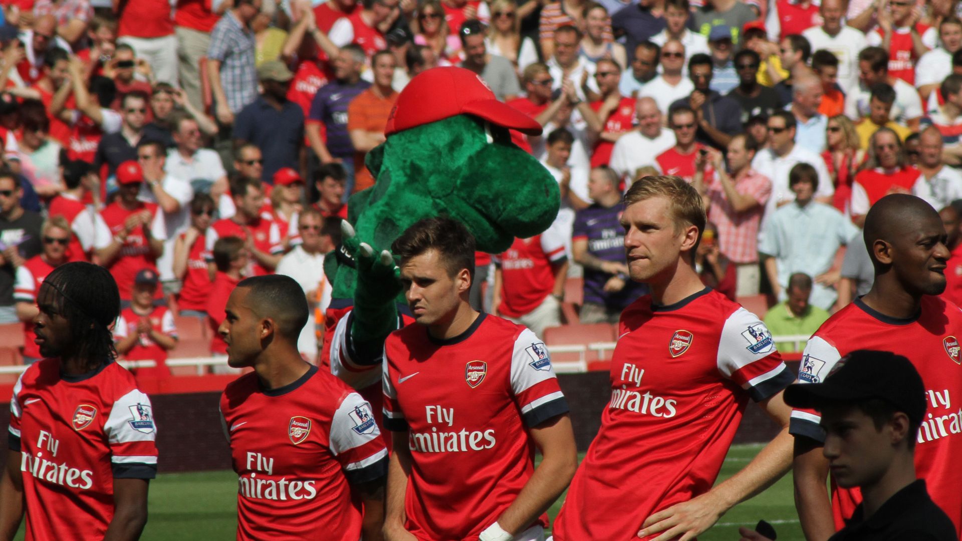 File:Arsenal vs Sunderland, 18 August 2012, Pre match 7.jpg