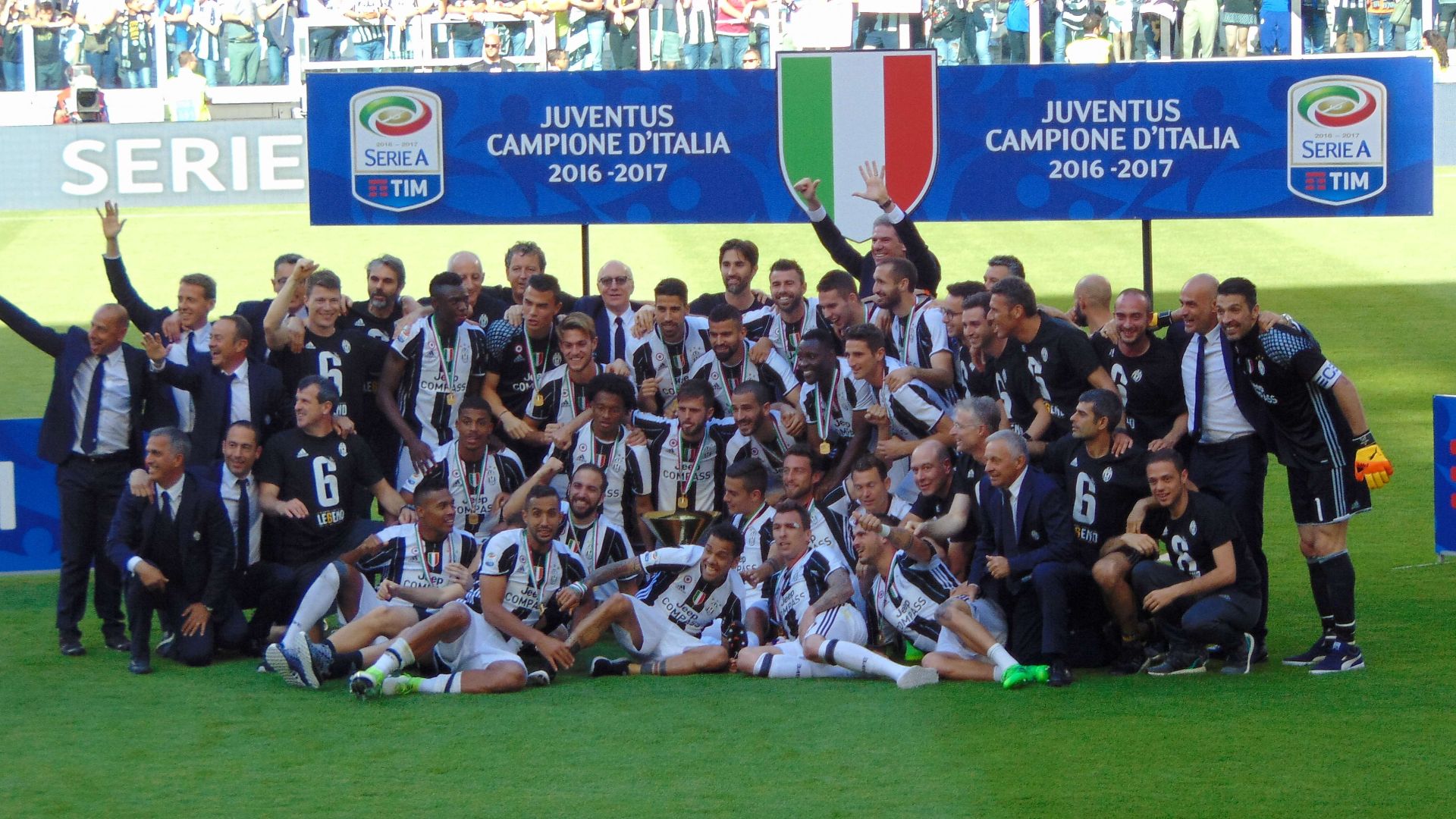 File:Juventus FC - Serie A champions 2016-17.jpg