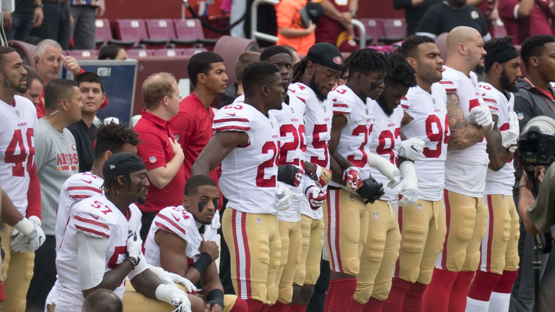 File:San Francisco 49ers National Anthem Kneeling (37050901343).jpg